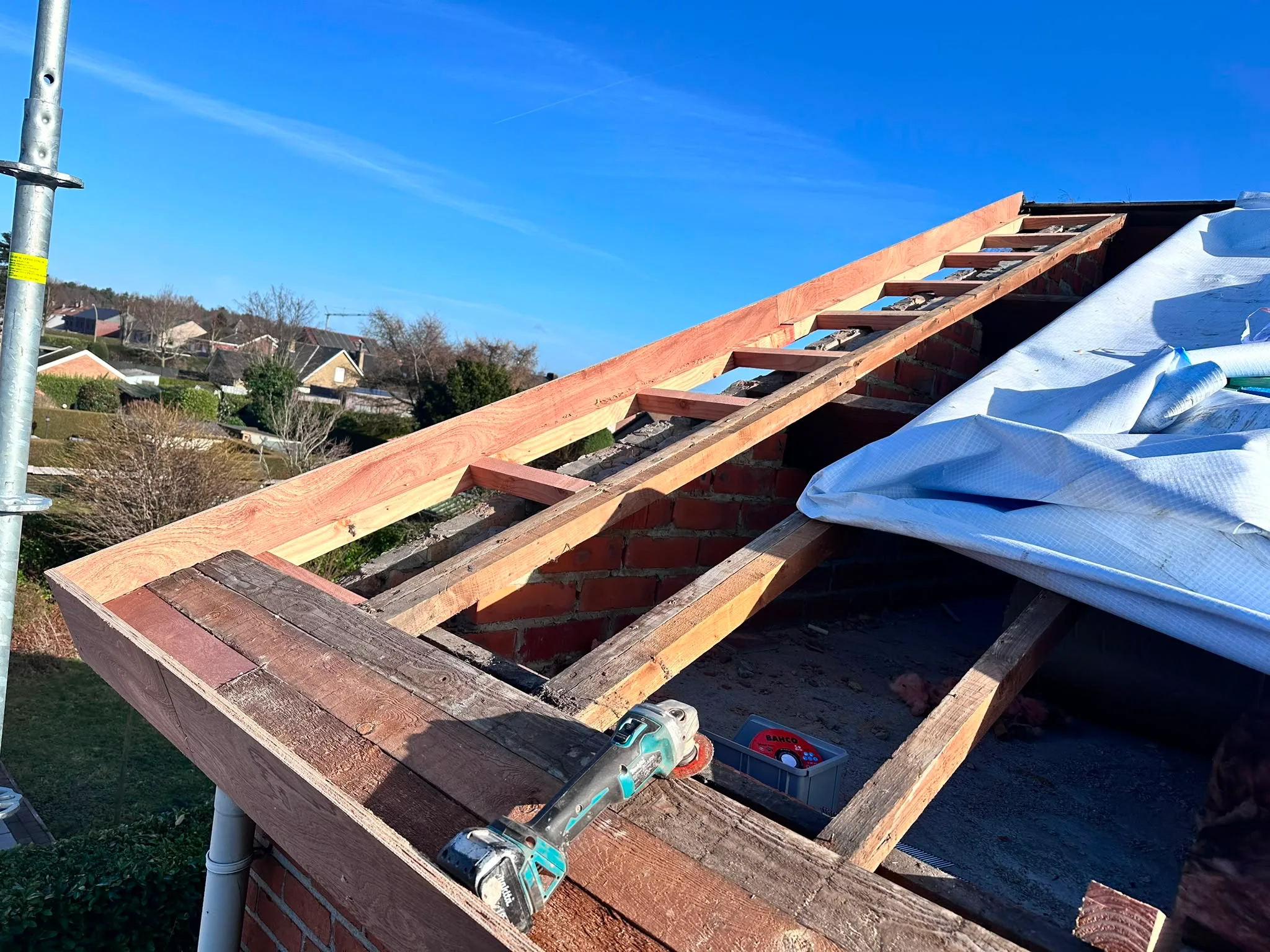 Houten dakconstructie onder renovatie