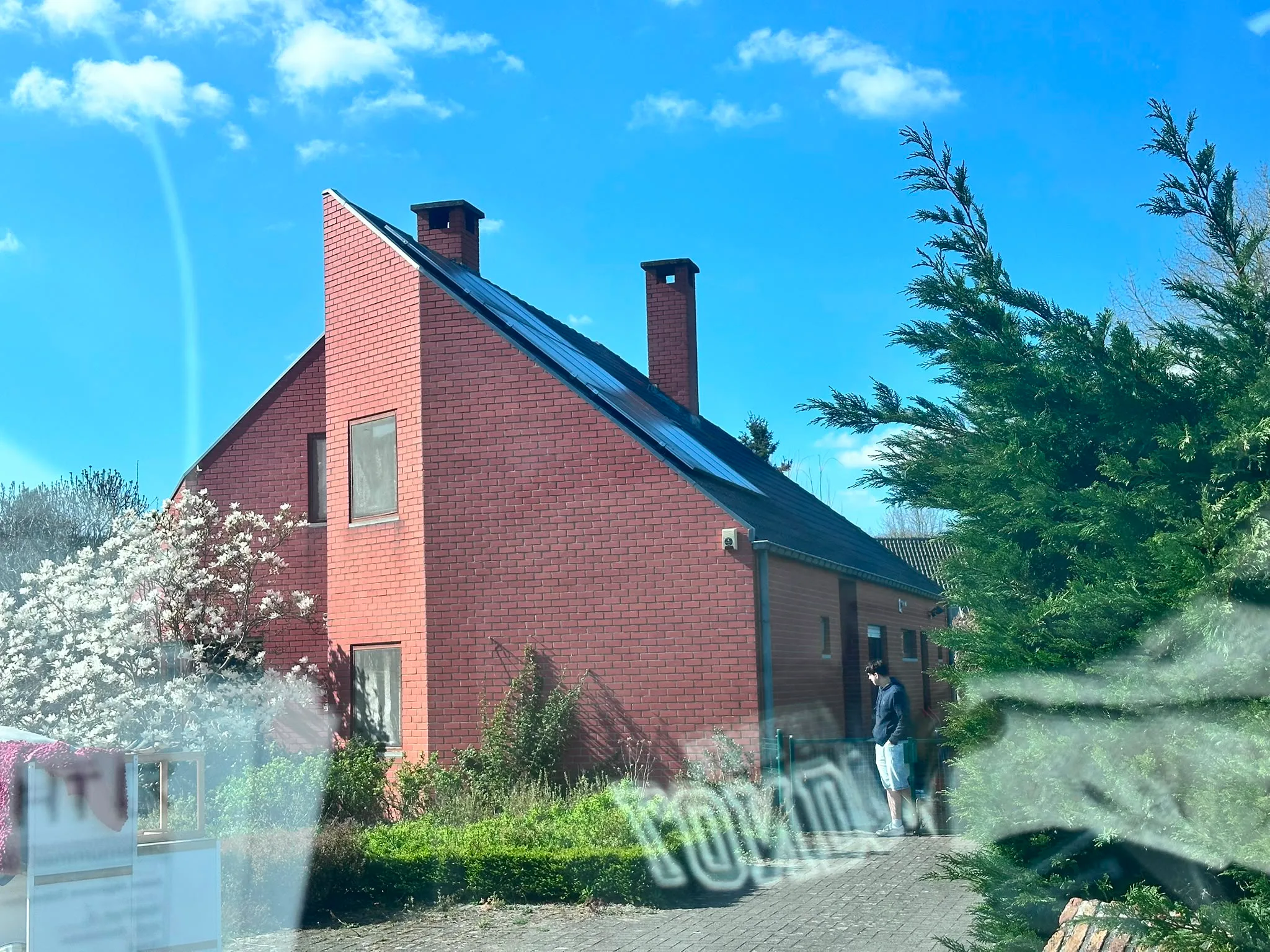 Rode bakstenen woning met nieuw dak