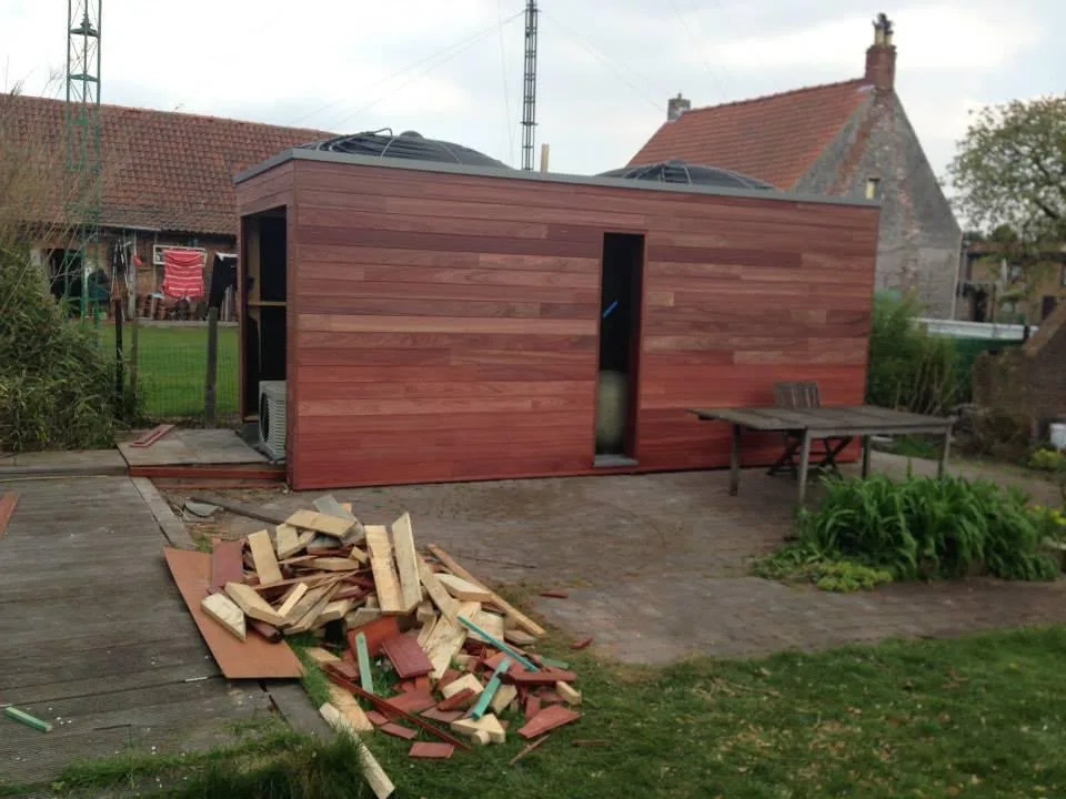 Moderne houten tuinwoning dakwerk