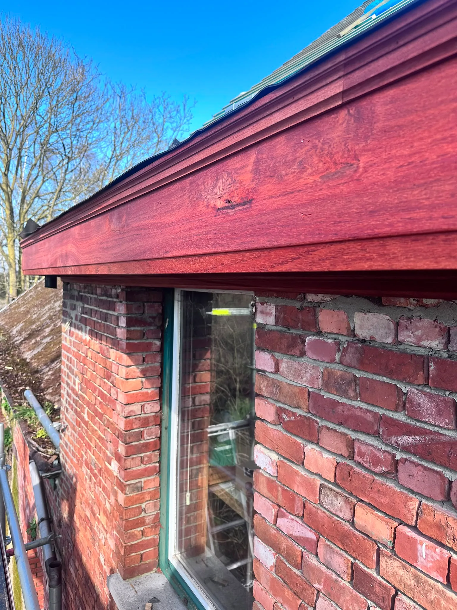 Rode dakbedekking op bakstenen woning