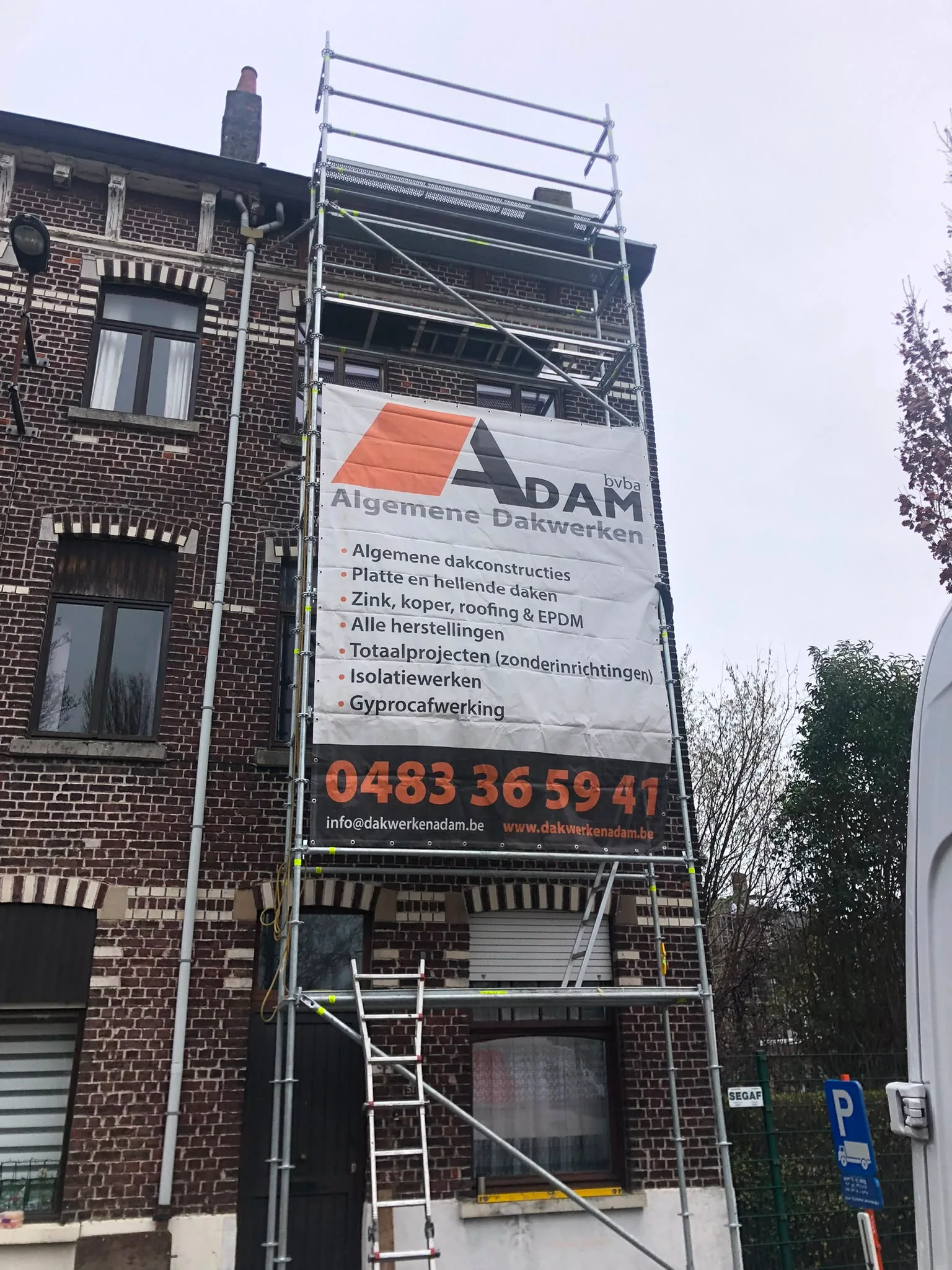 Dakwerken renovatie met steiger aan woning