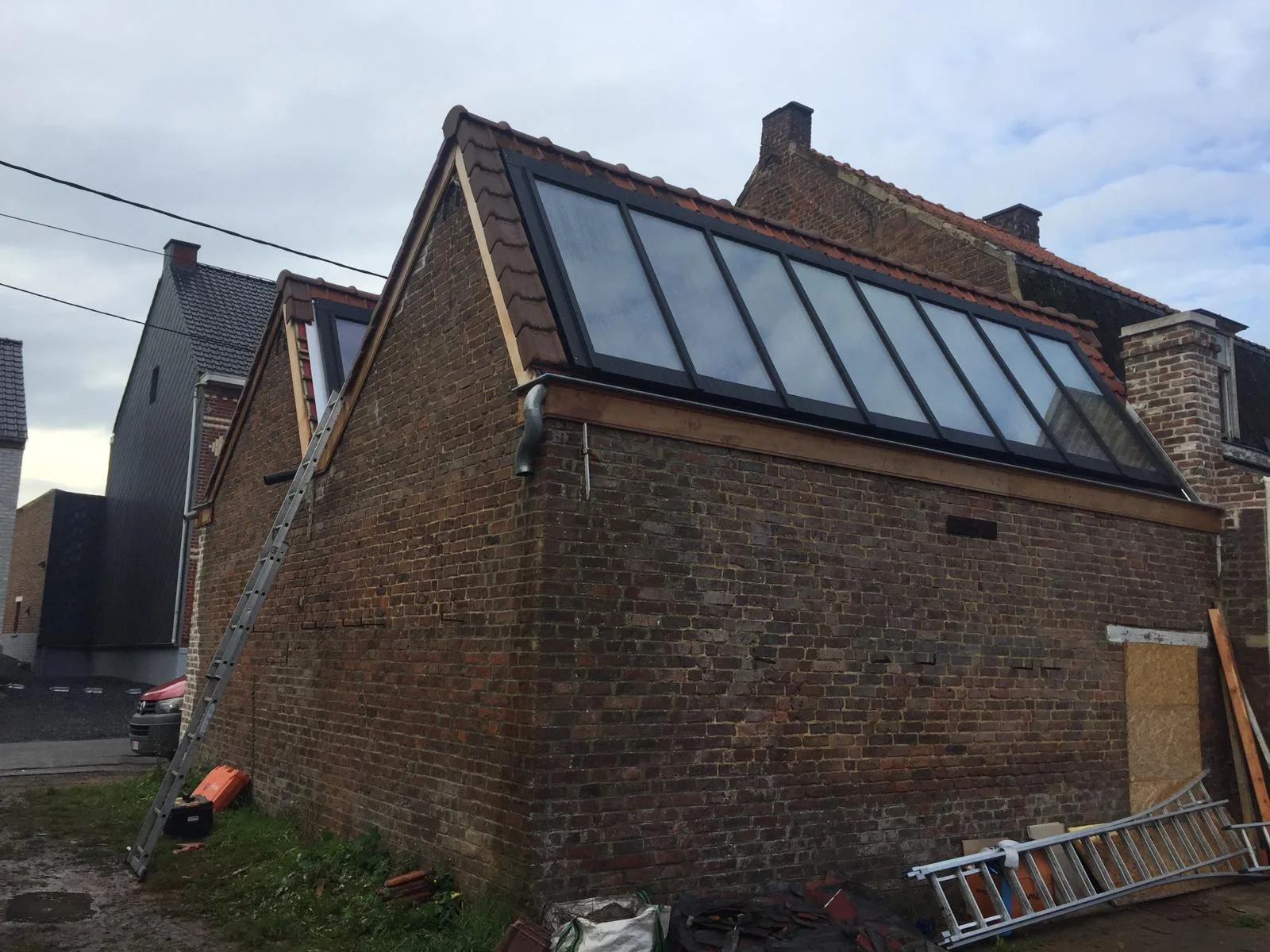 Bakstenen woning met nieuw hellend dak