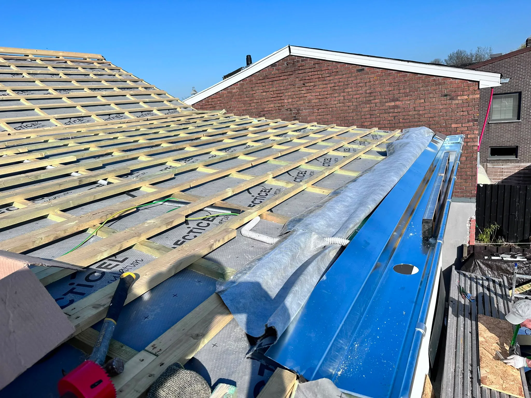 Dakconstructie met isolatiemateriaal in aanbouw