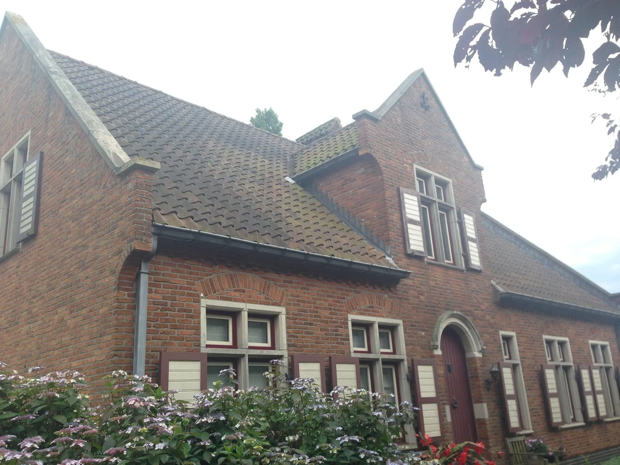 Bakstenen woning met gerenoveerd dak