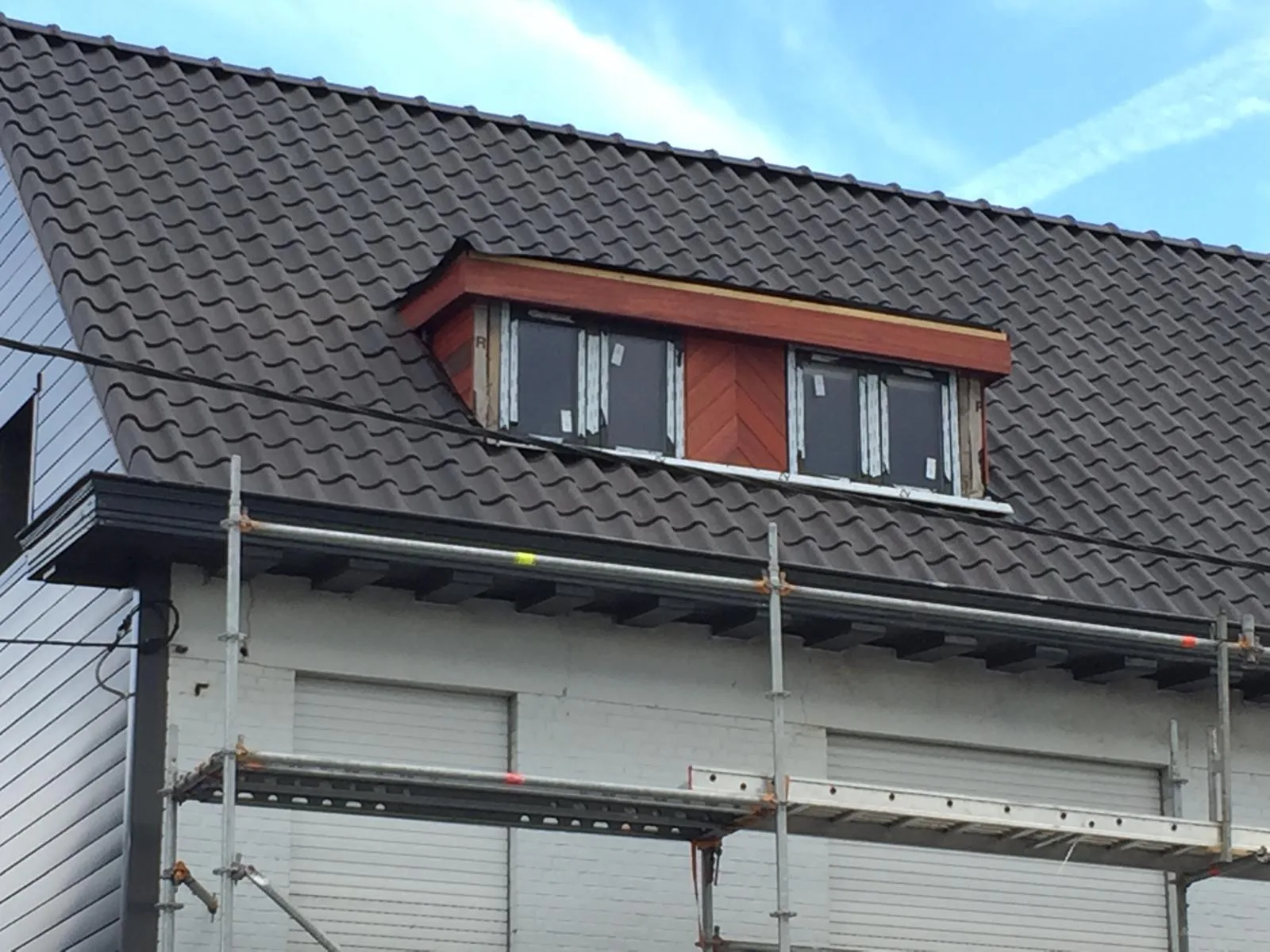 Nieuw dak met dakkapel gemonteerd