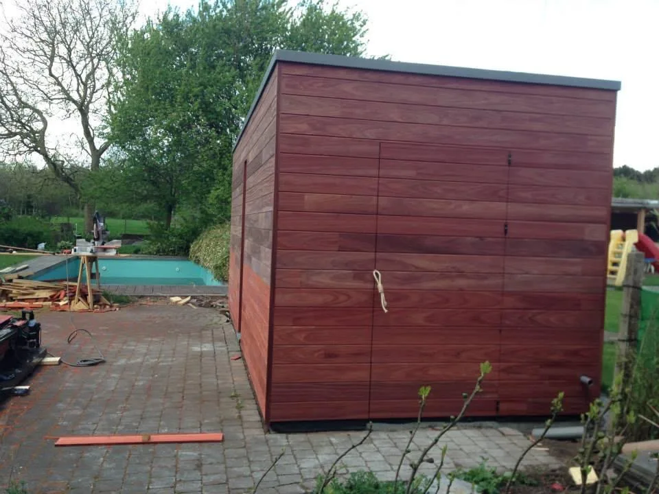Modern houten garage met plat dak