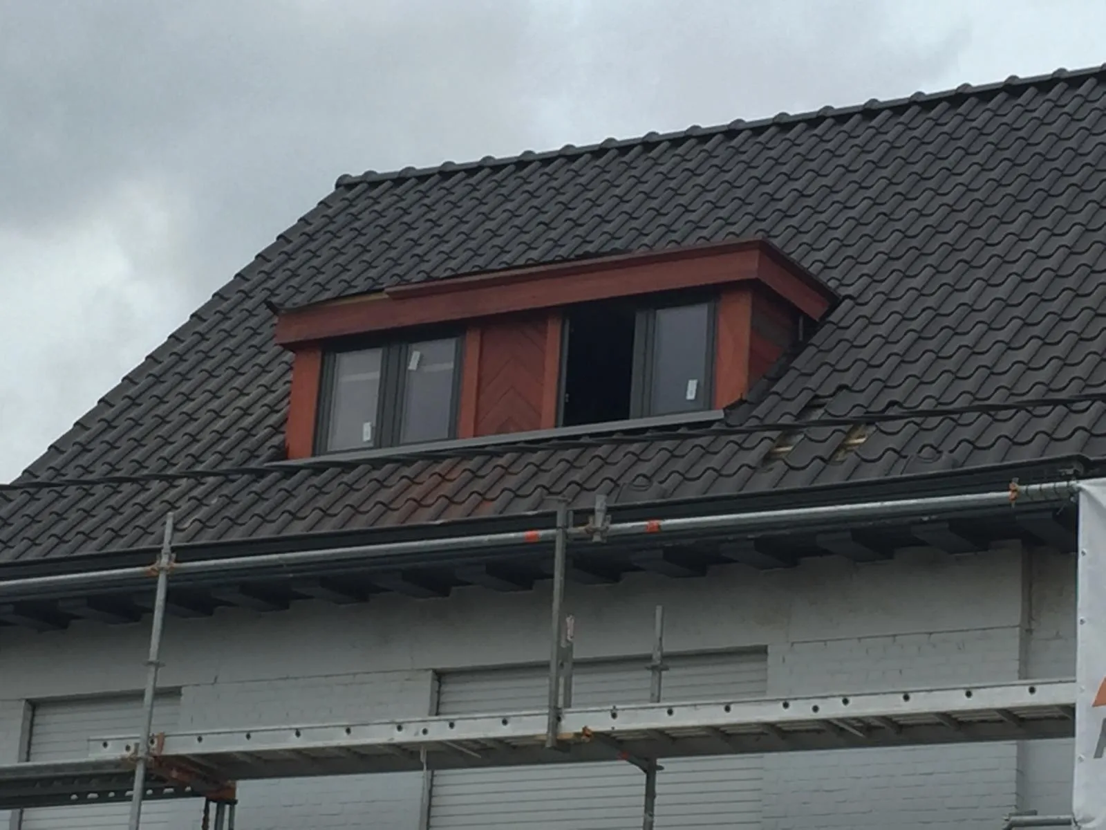 Nieuw dak met rode dakkapel