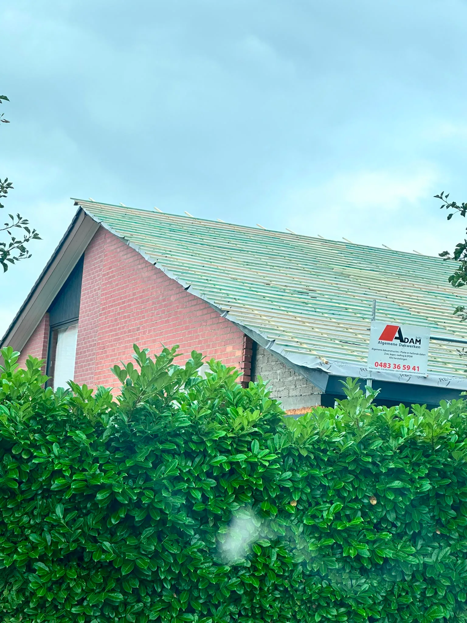 Groene daksanering op bakstenen woning