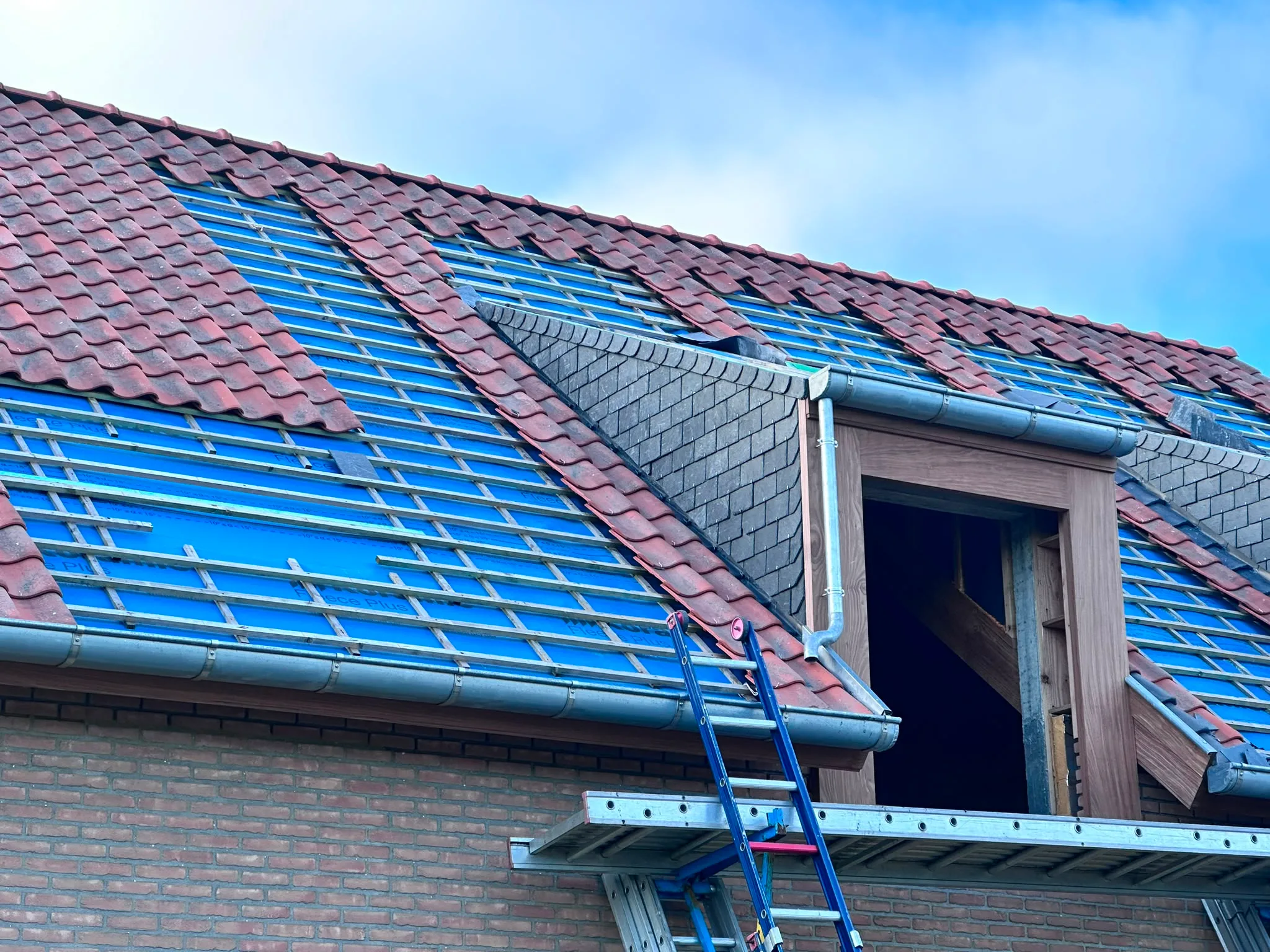 Dakrenovatie met rode dakpannen