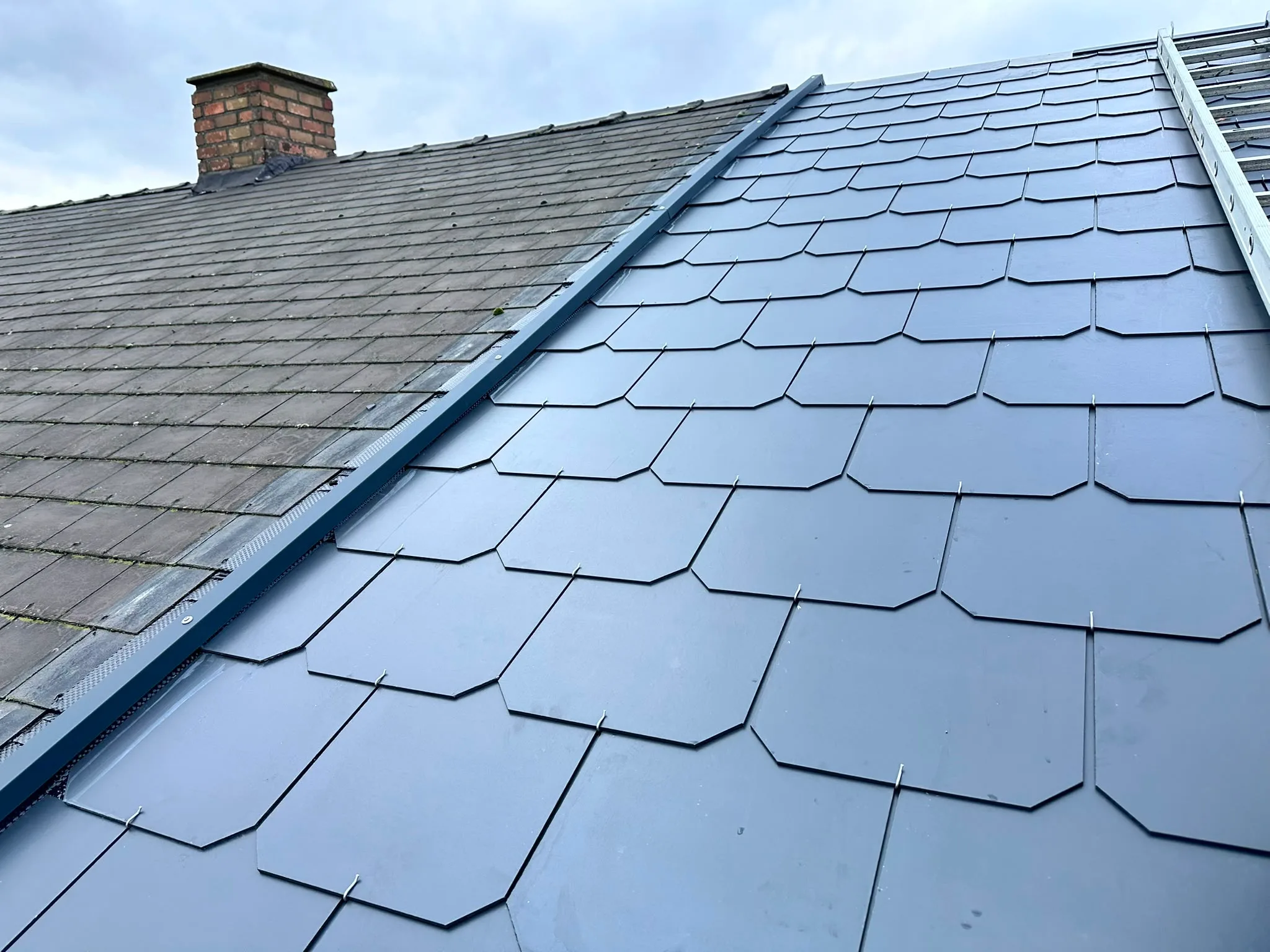 Dak met moderne blauwe metalen tegels