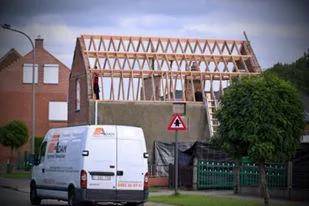 Dakherstel aan historisch vakwerkgebouw