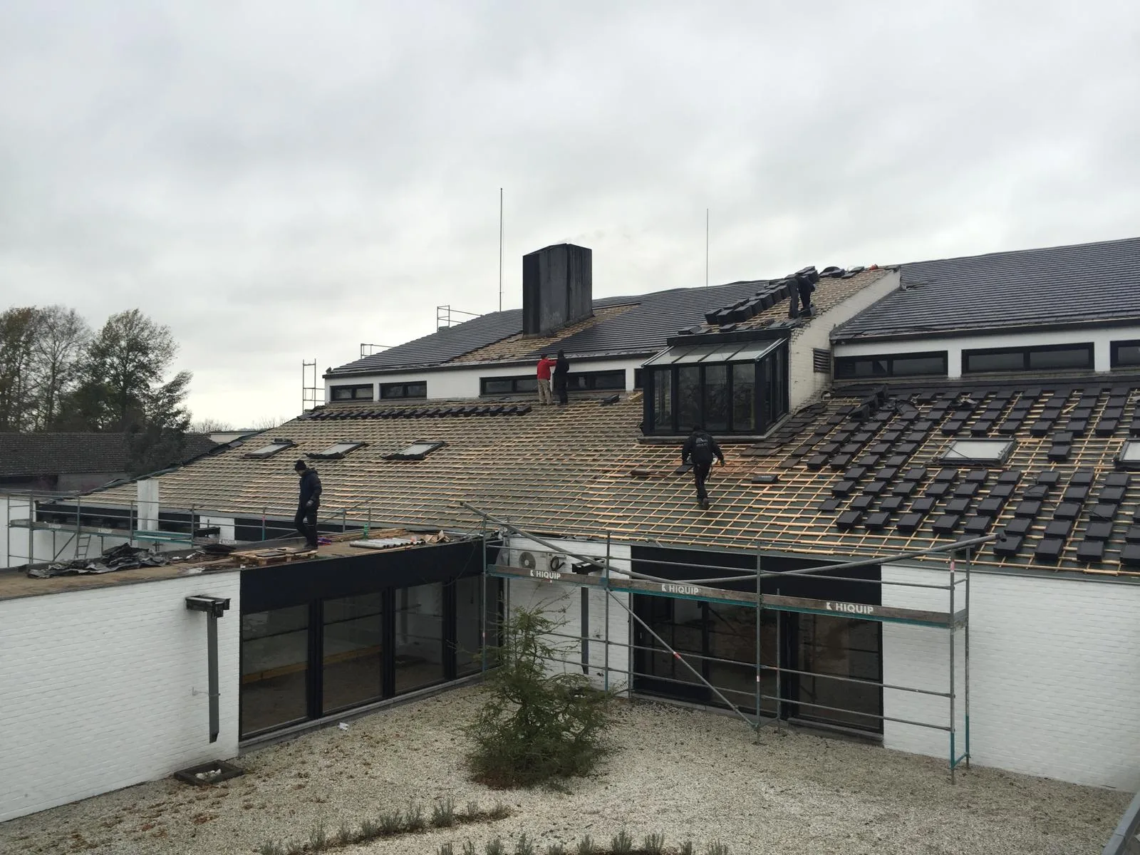 Dakrenovatie met meerdere daken in uitvoering