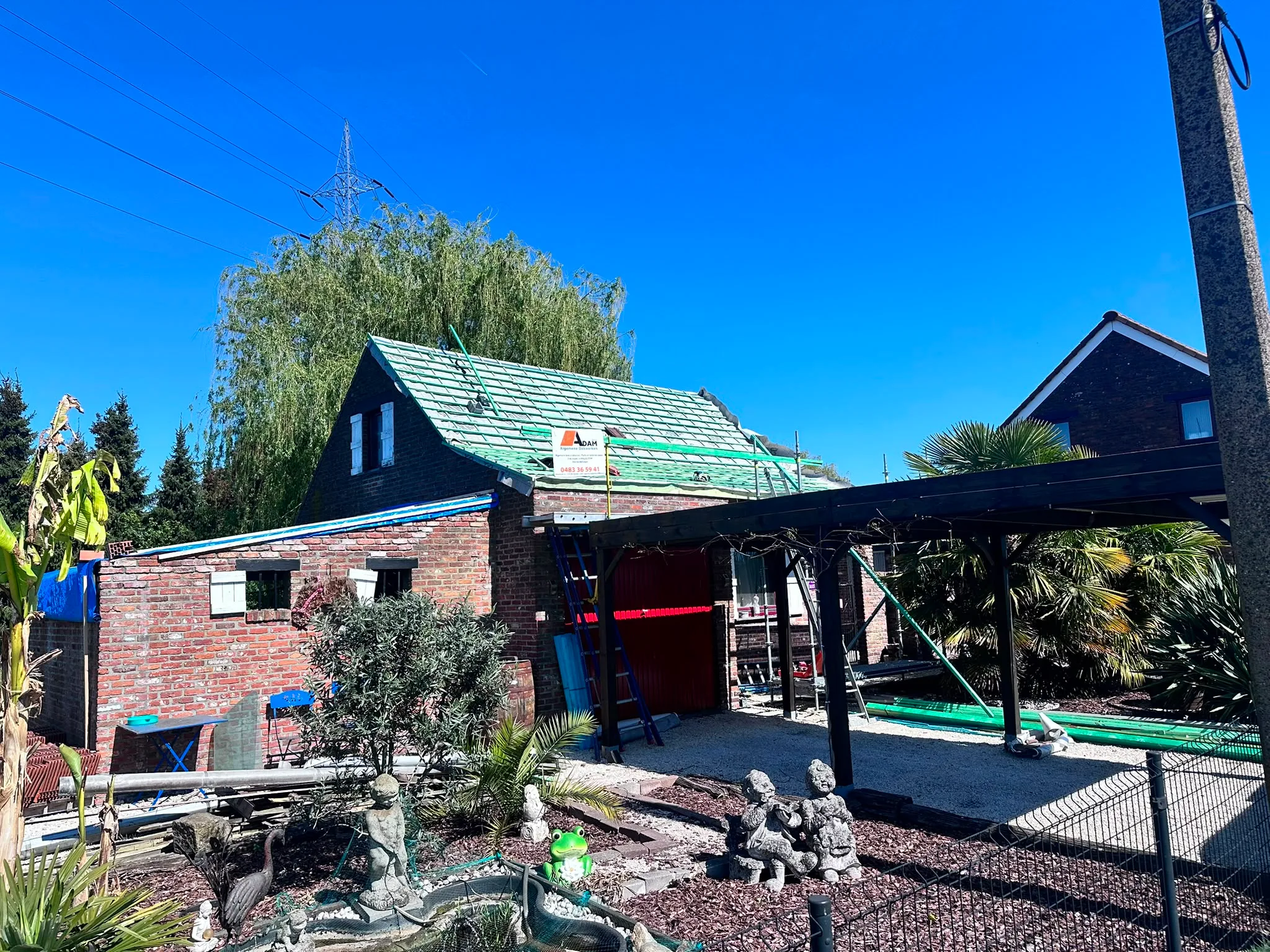 Huis met groen metalen dak en aanbouw