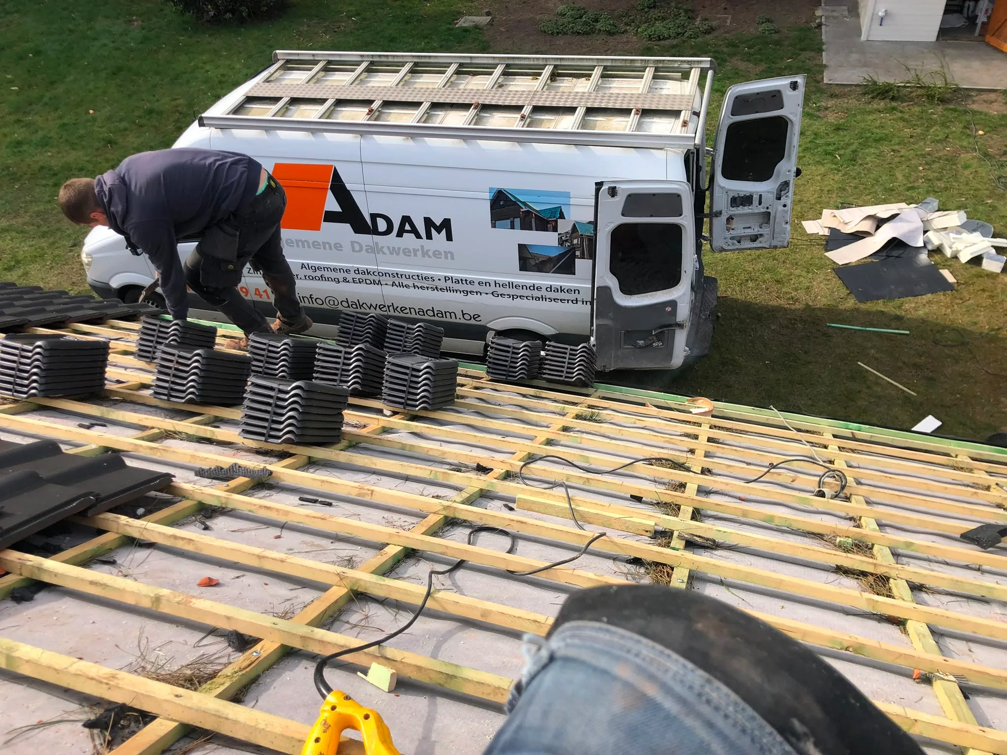 Dakraamwerk met houten balken in aanbouw