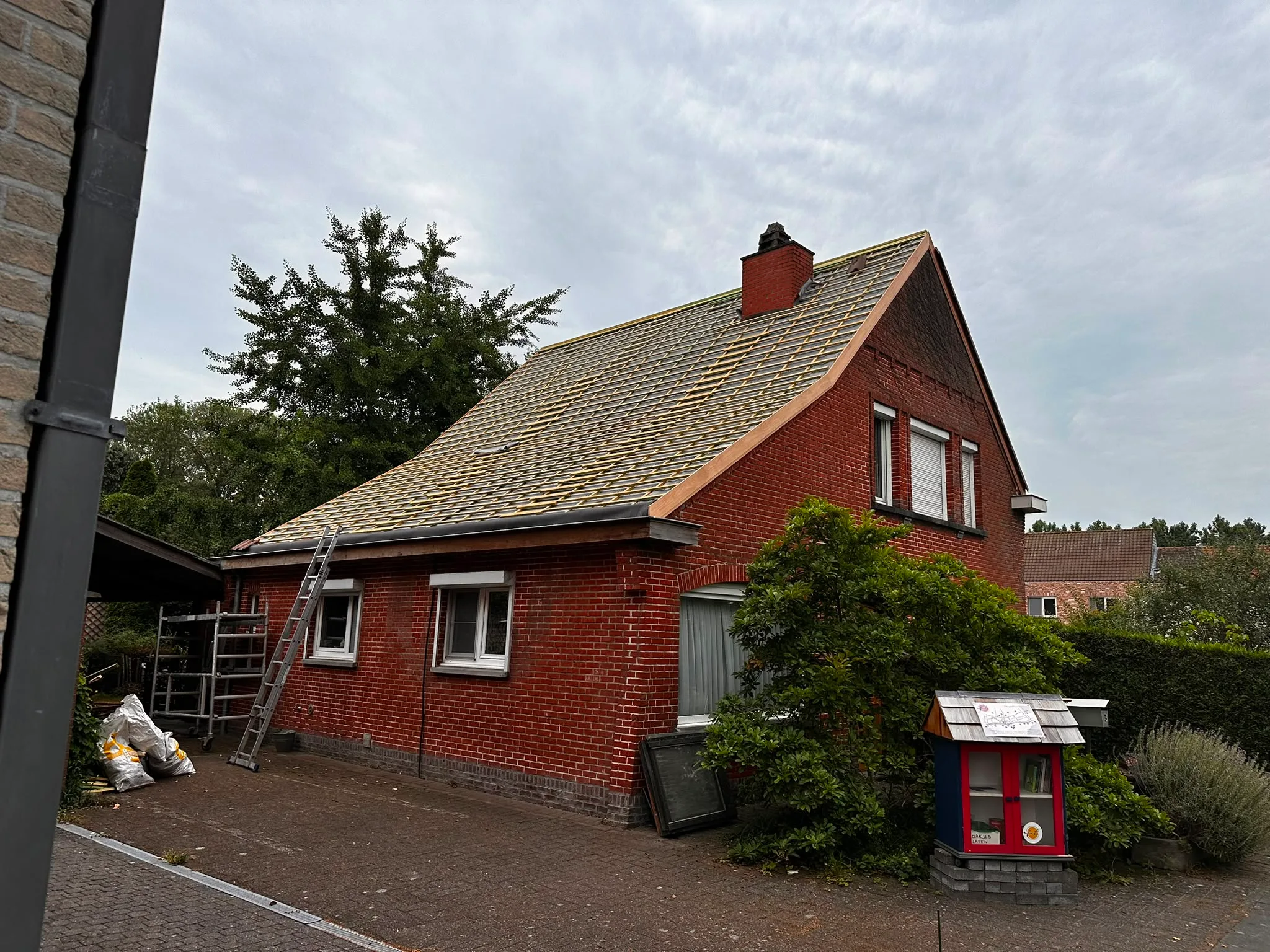 Rode bakstenen woning met vernieuwd pannendak