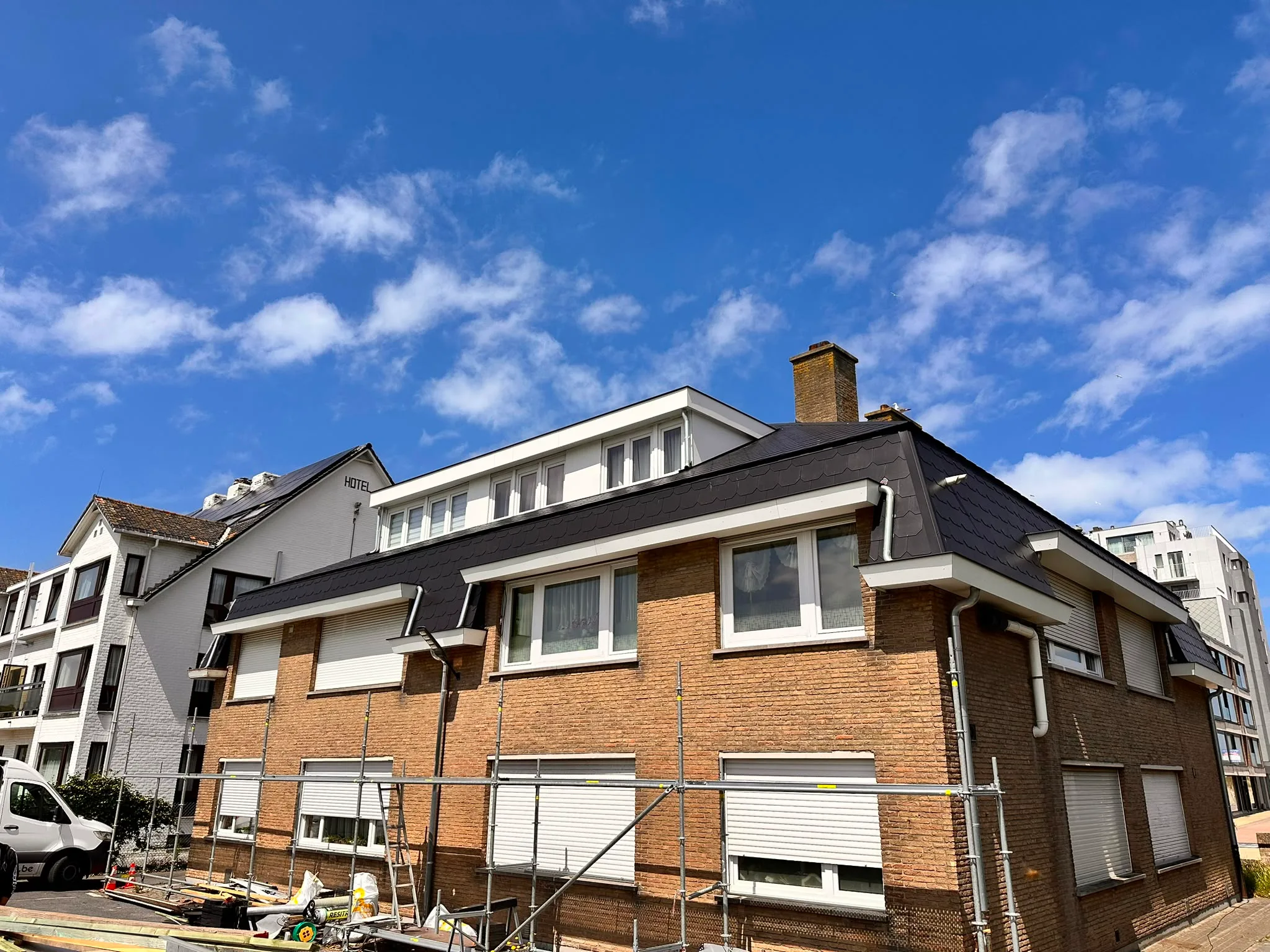 Bakstenen woning onder renovatie met steigering