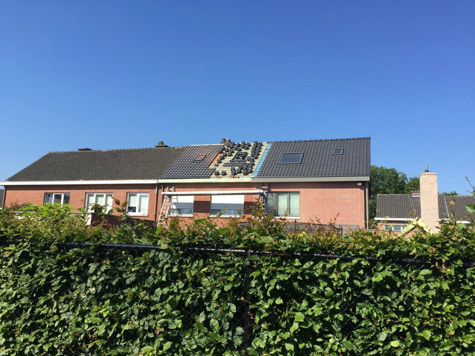 Dak met zonnepanelen geïnstalleerd