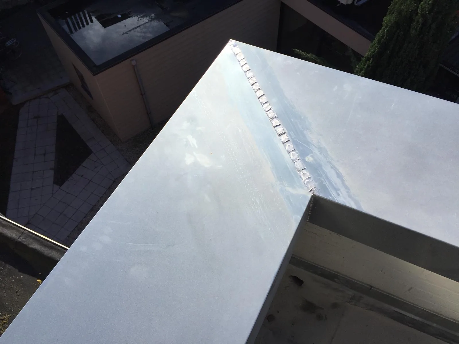 Witte membraandak met ventilatieopeningen