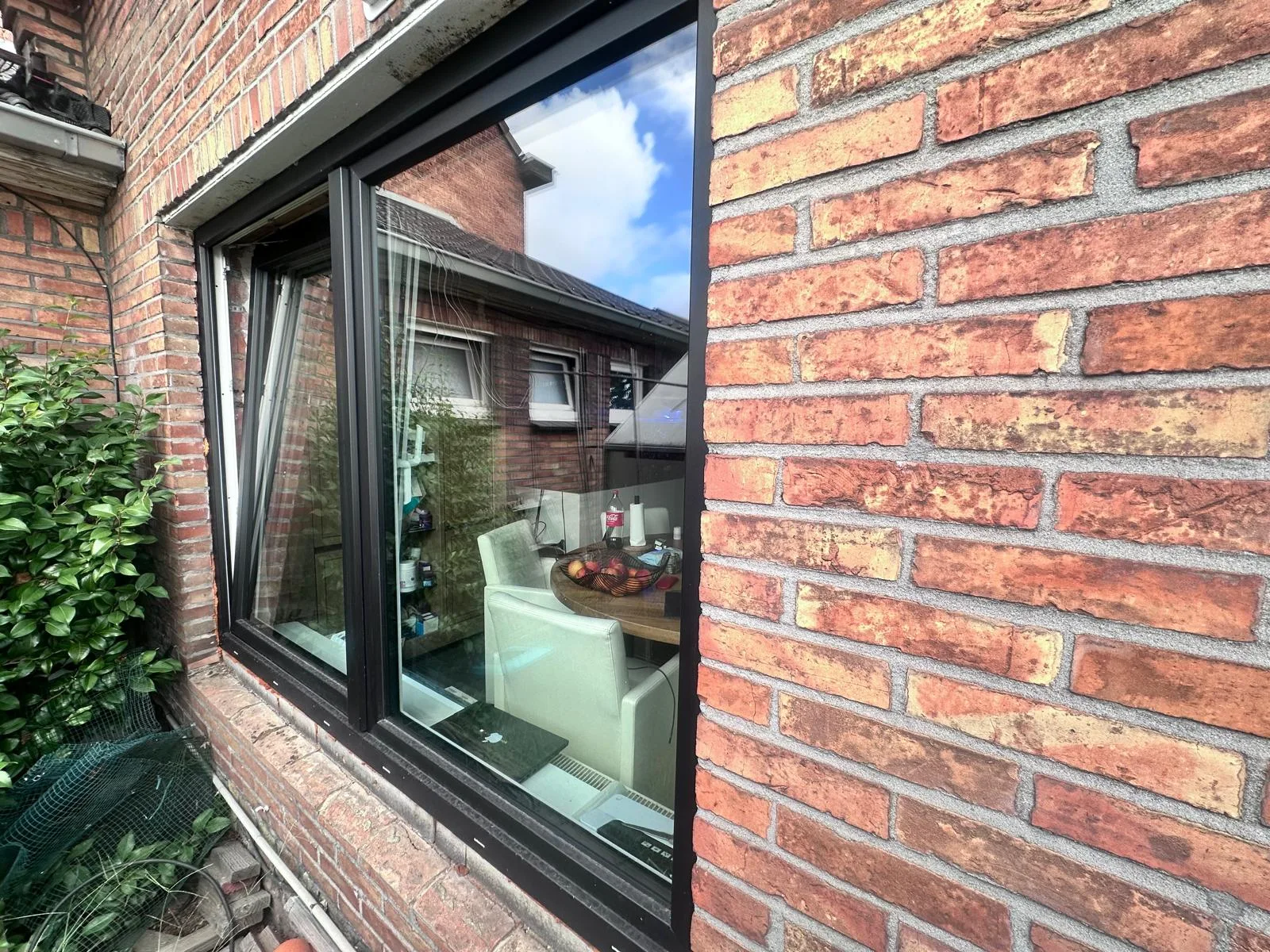 Zwarte aluminium ramen in bakstenen woning
