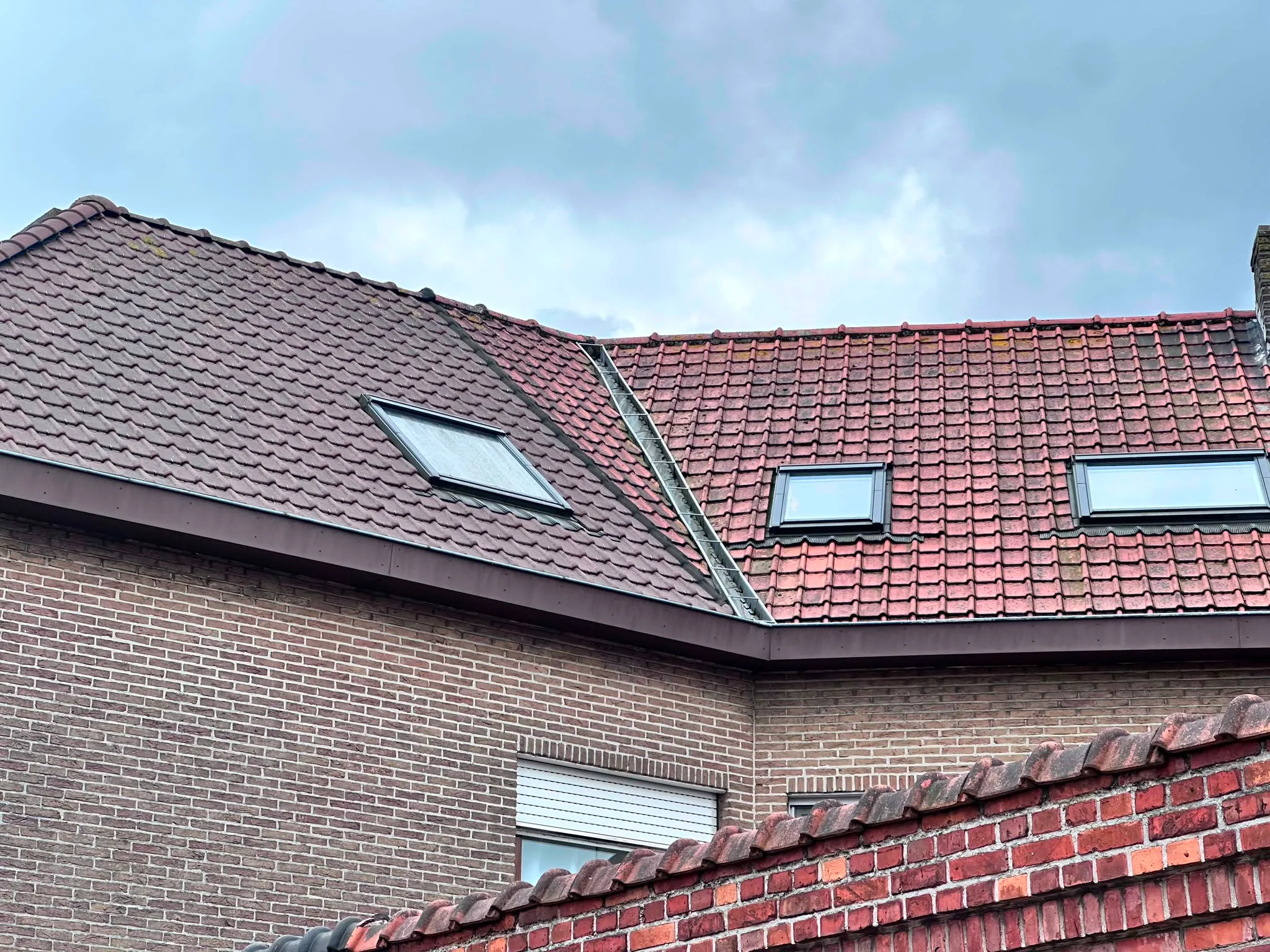 Rood pannendak met dakvensters op woonhuis