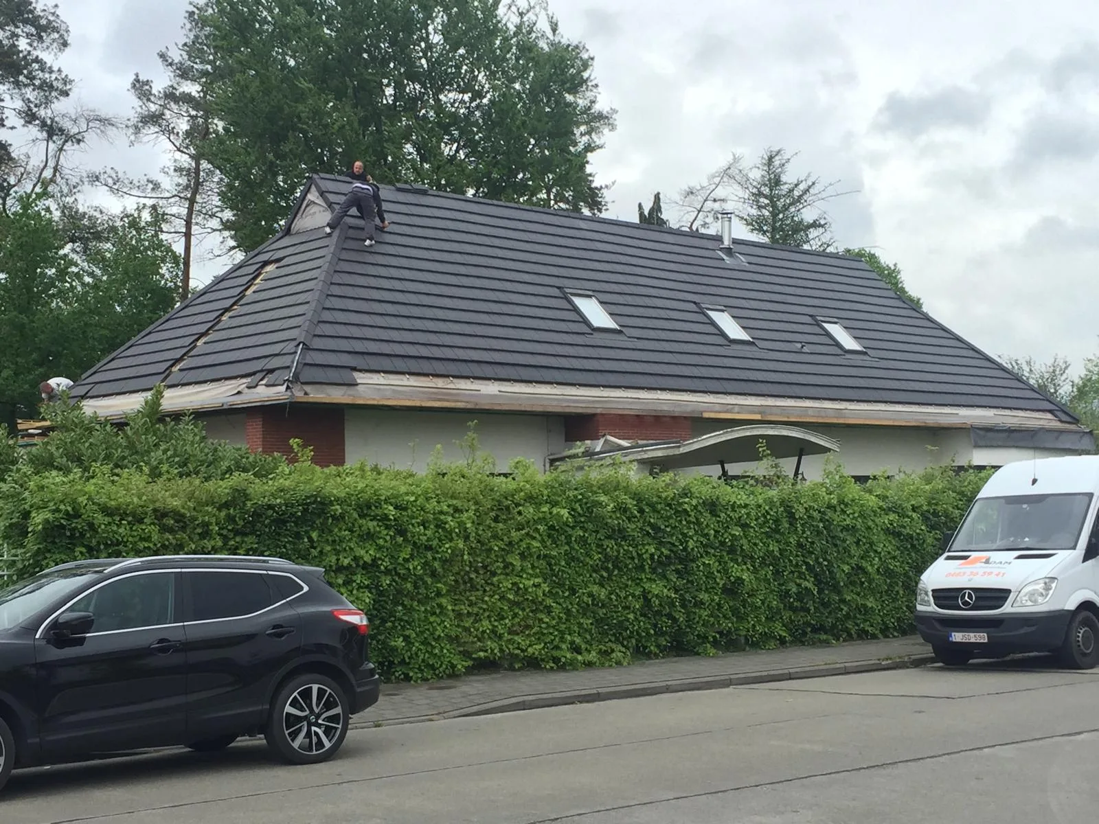 Grijze metalen dak met dakramen