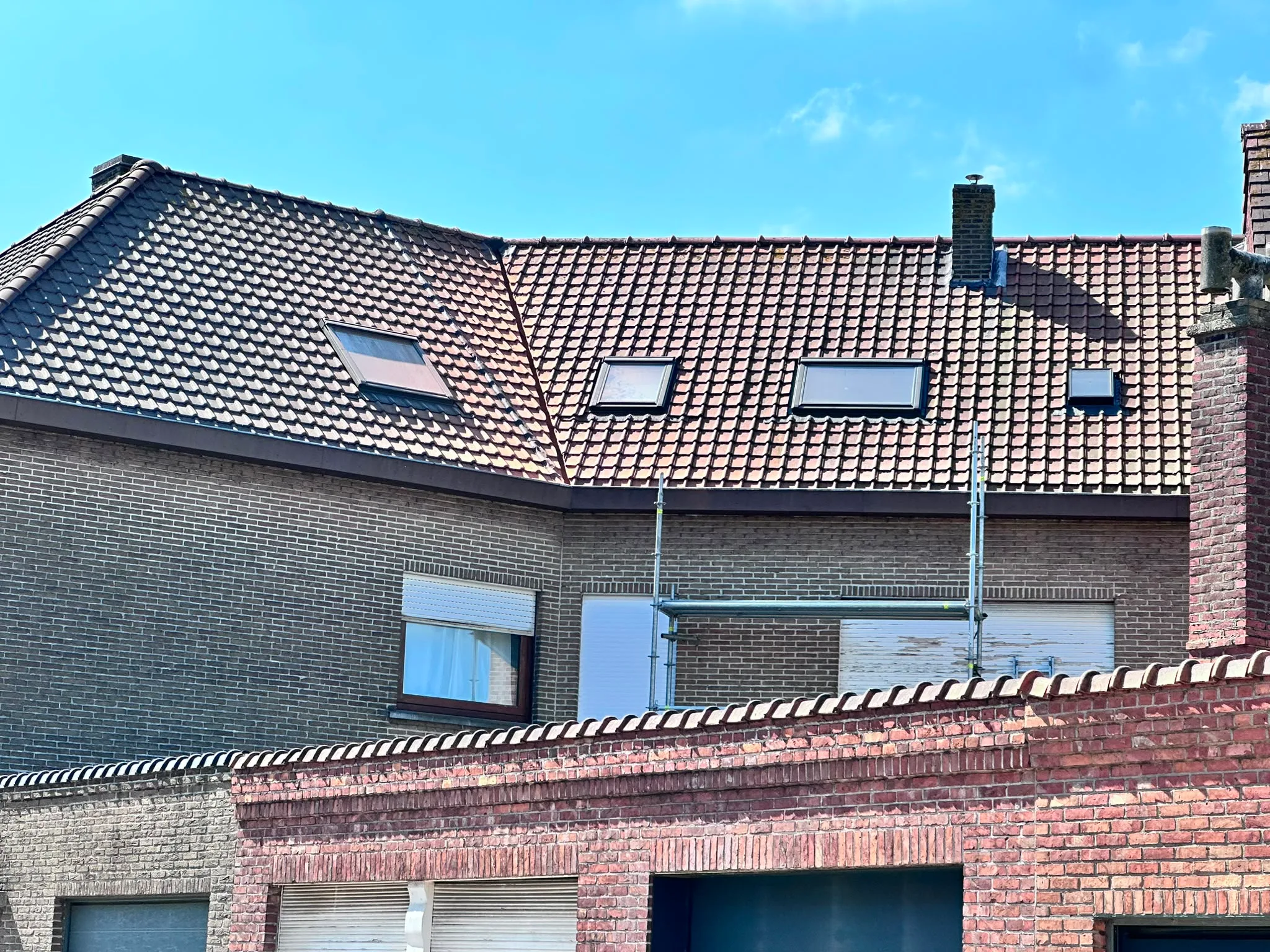 Gerestaureerd woonhuis met donkere dakbedekking