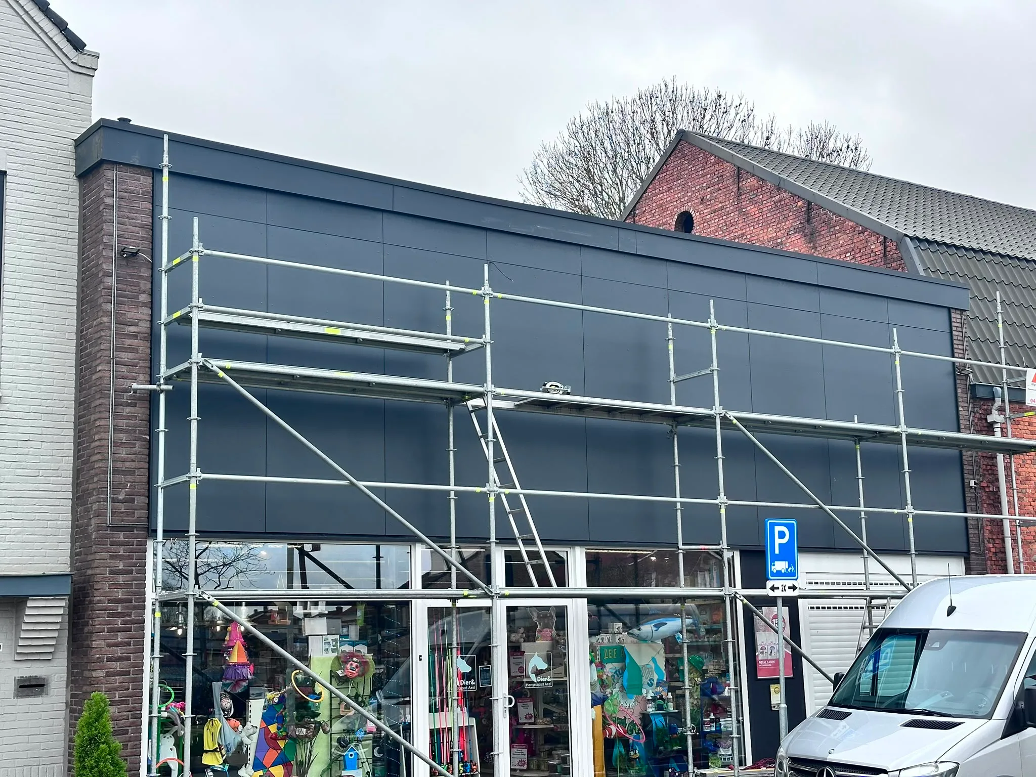 Commercieel pand renovatie met steigering