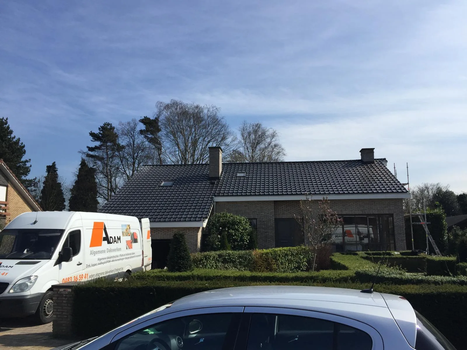 Nieuw zwart dak op moderne woning