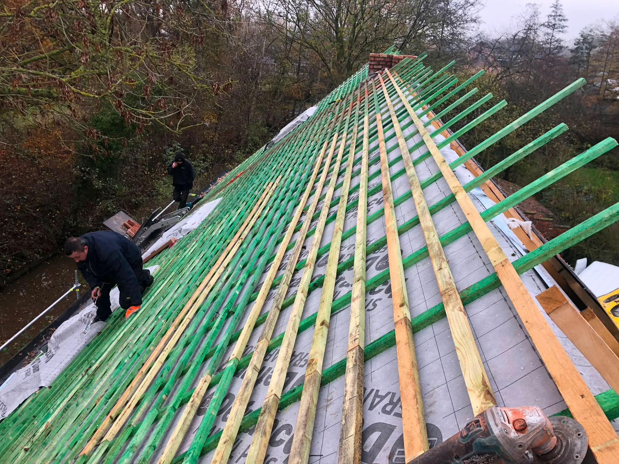 Groene dakbedekking onder constructie