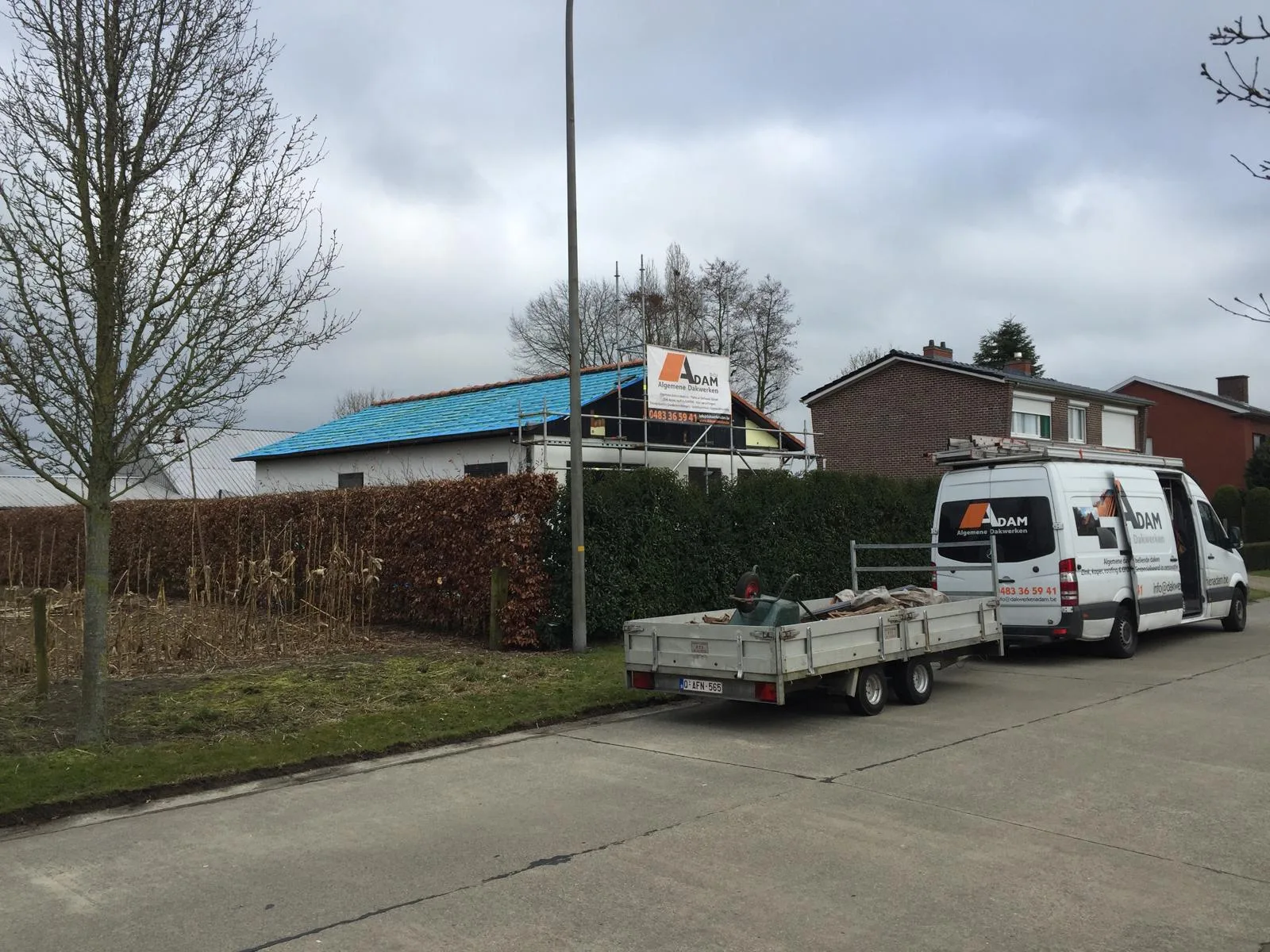 Bedrijfsvoertuig met aanhanger op locatie