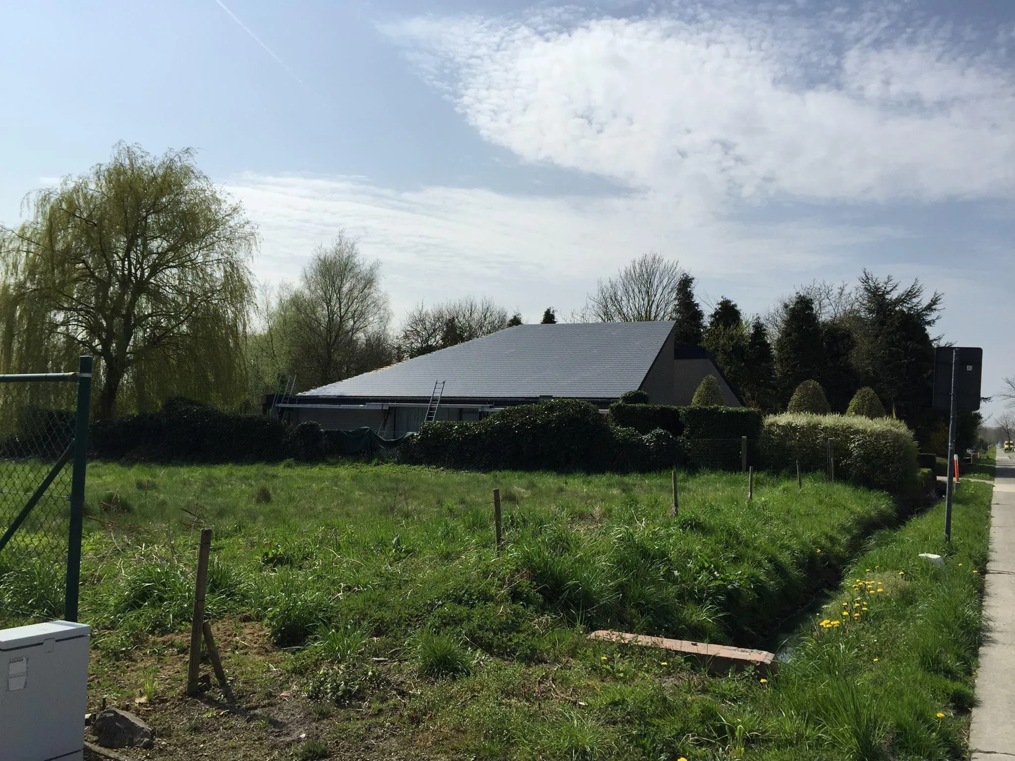 Moderne woning met opvallend zwart dak