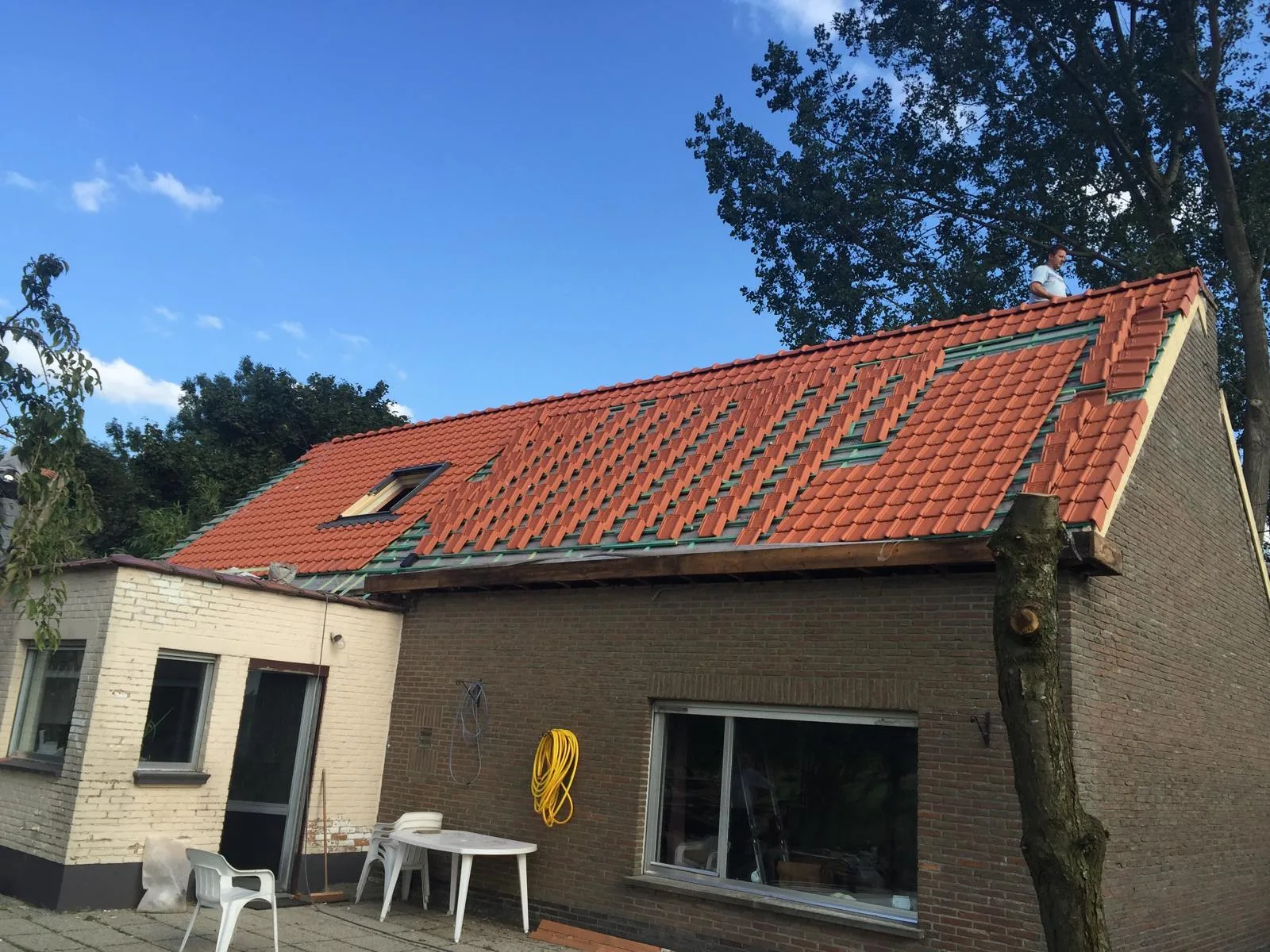 Gerenoveerd dak met rode dakpannen