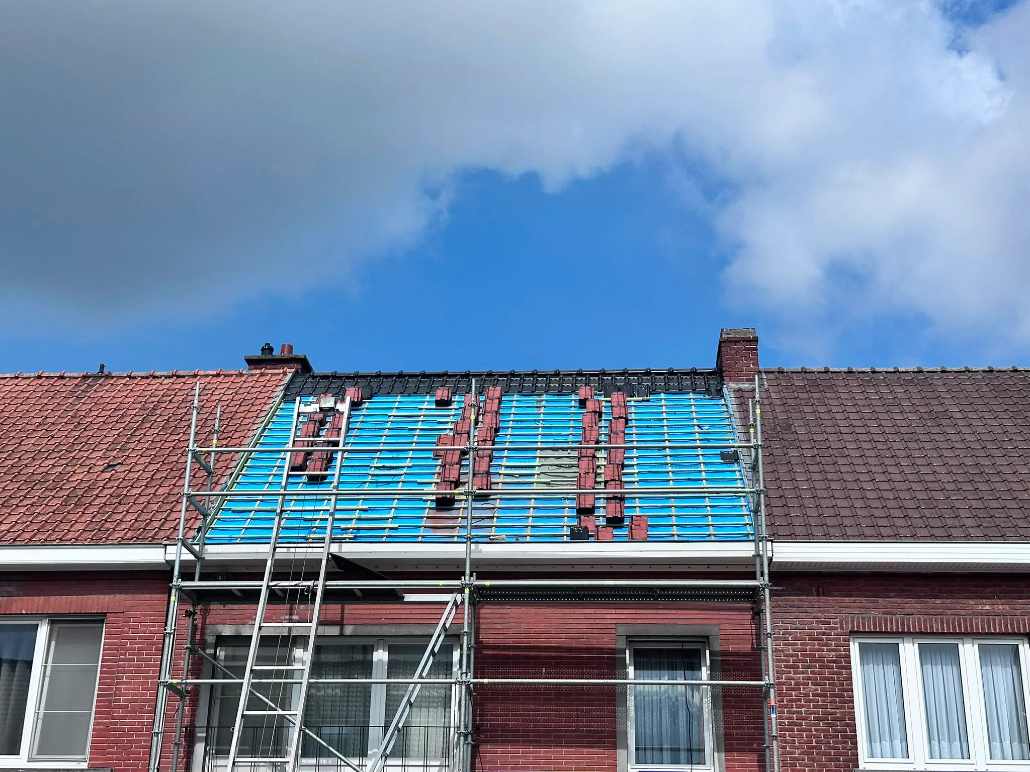 Dakwerkzaamheden met steiger en bescherming
