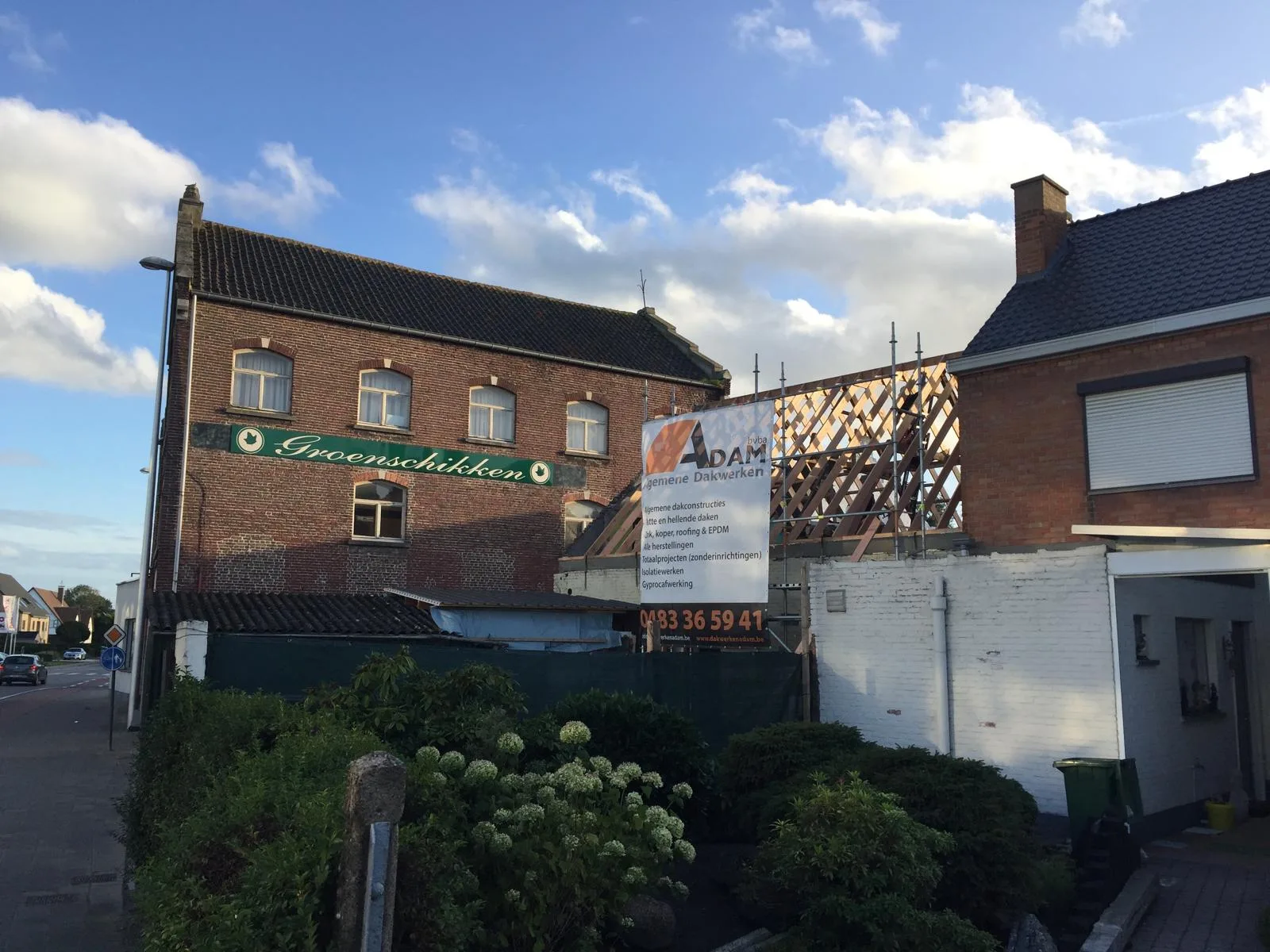 Dakwerkproject aan bakstenen woning met veiligheidsnetwerk