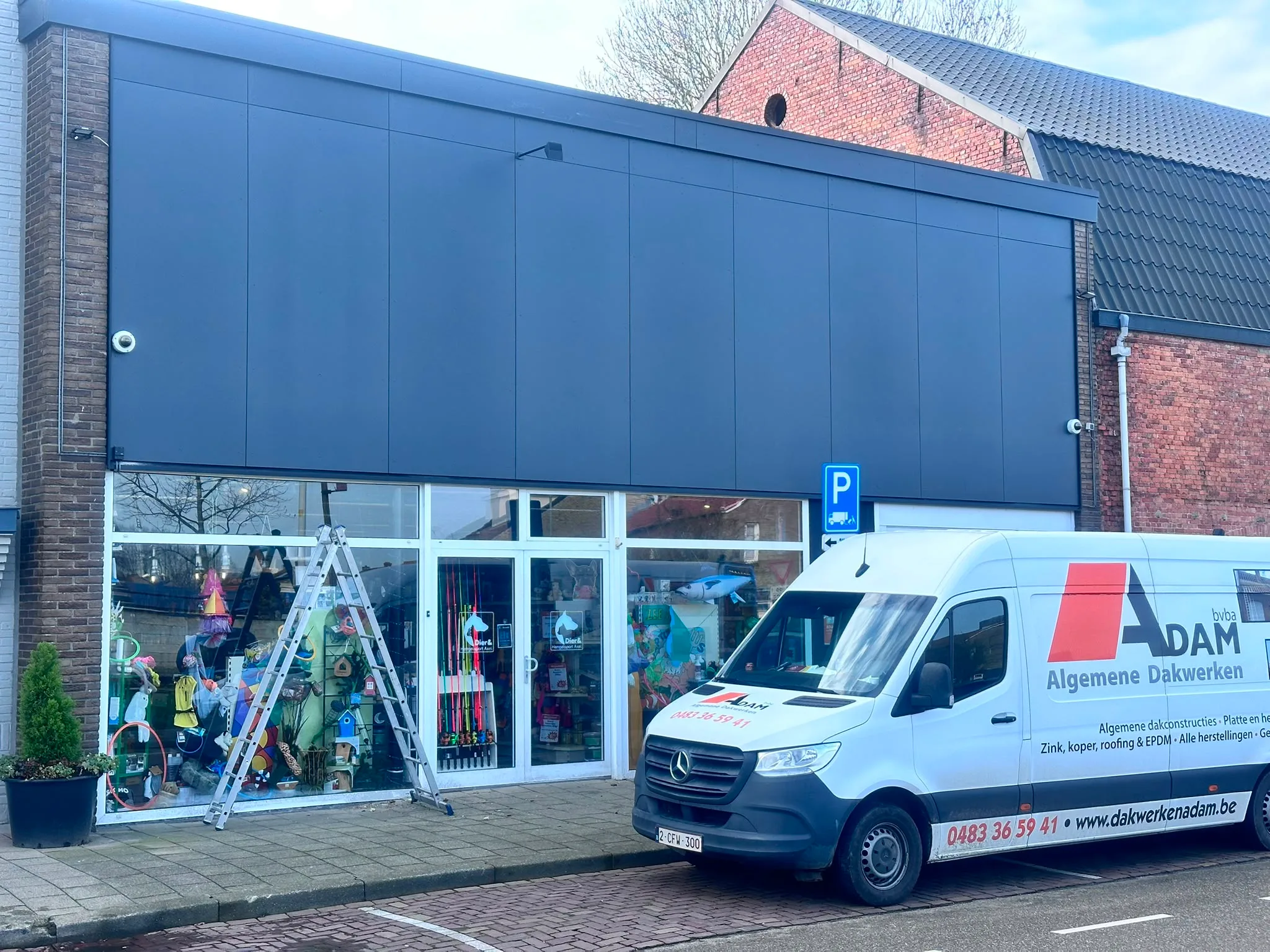 Dakwerk afgewerkt op commercieel bedrijfsgebouw
