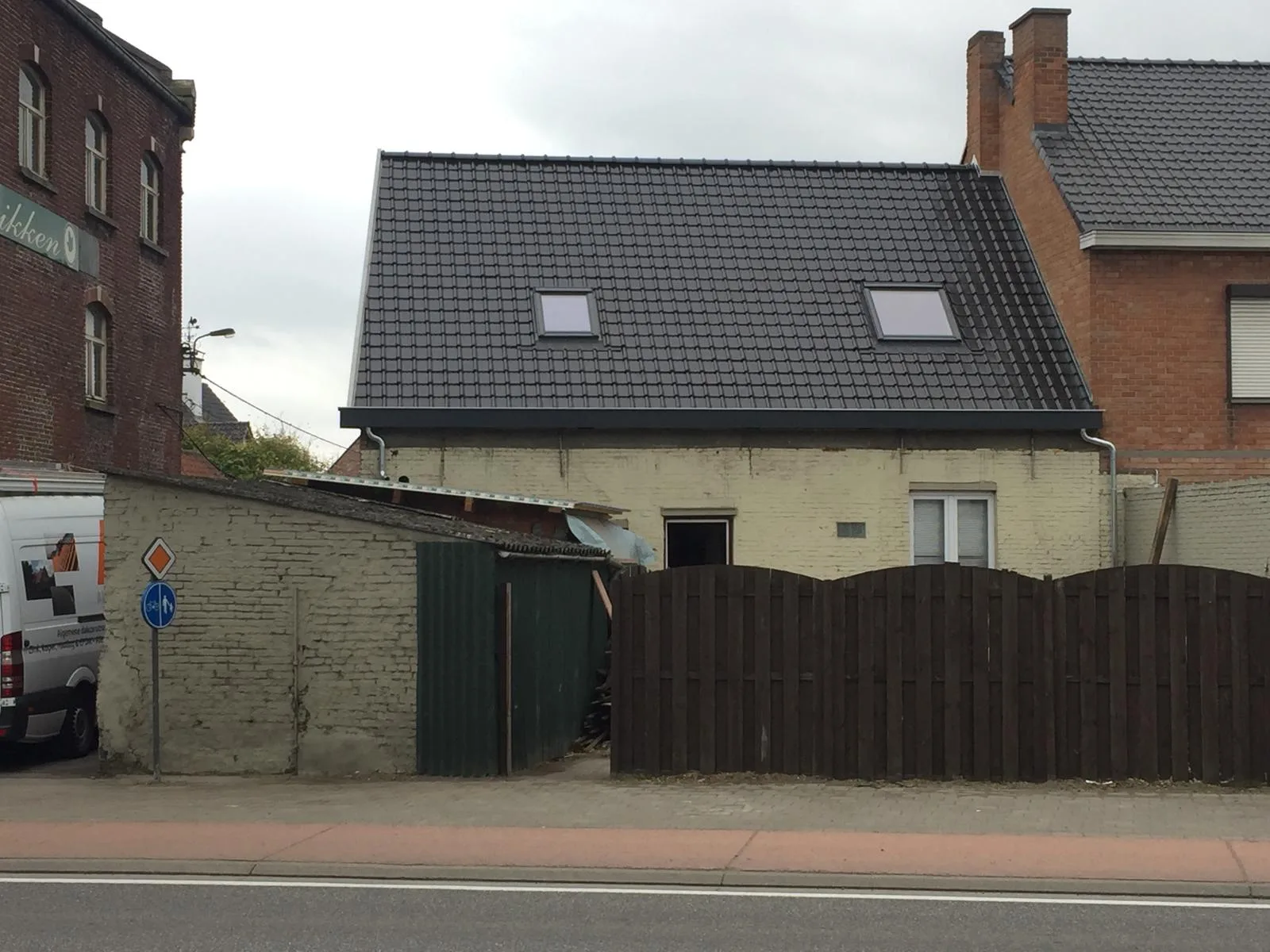 Woning met nieuw zwart dak