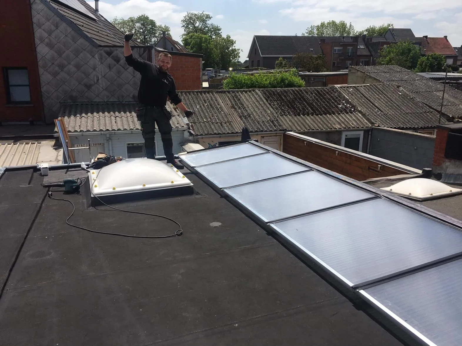 Zonnepanelen installatie op plat dak