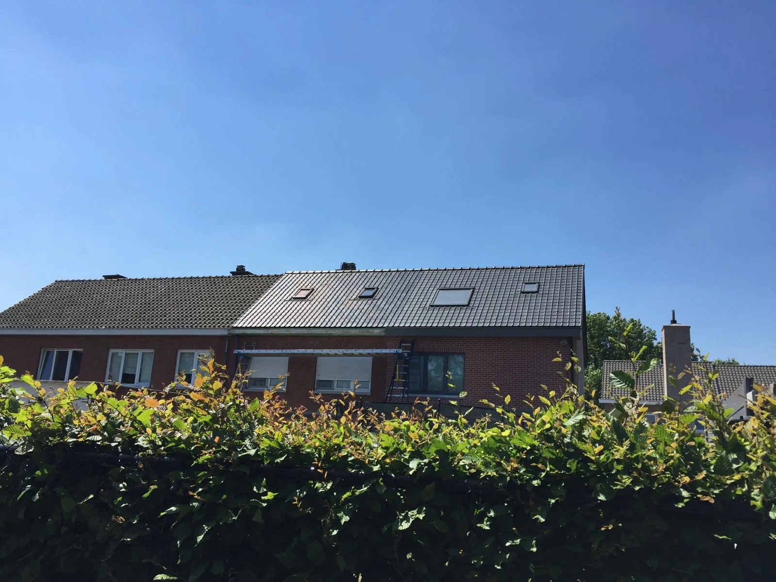 Moderne woning met nieuw grijs dak