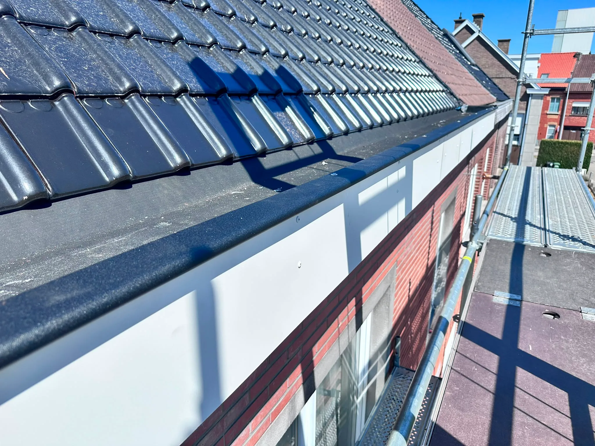 Nieuw dakwerk met donkere dakpannen geplaatst