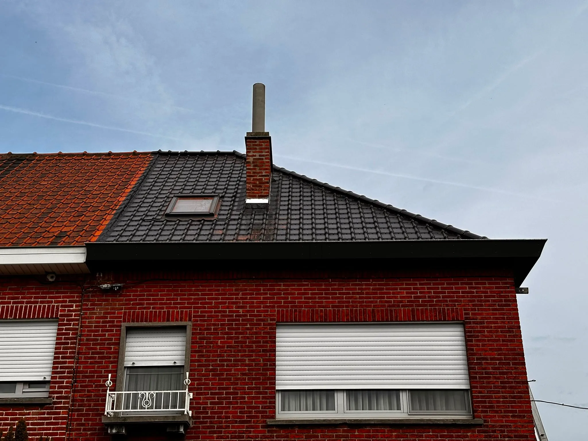 Gerenoveerd dak met zwarte dakpannen