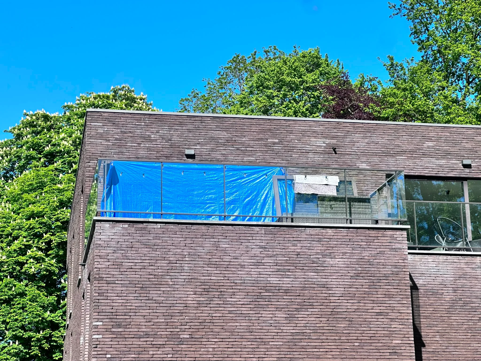 Renovatie modern bakstenen gebouw met glazen terras