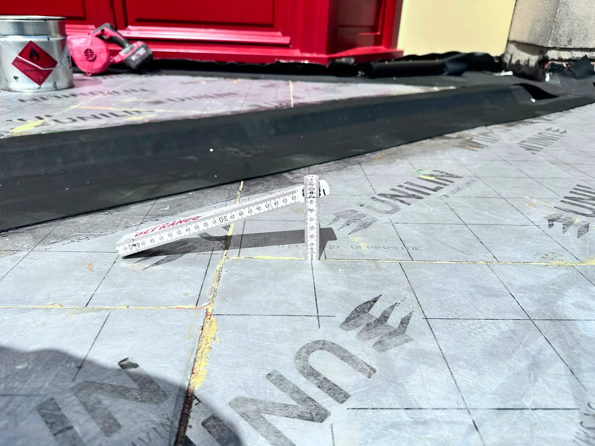 Dakwerk installatie met onderlaag en lijnen