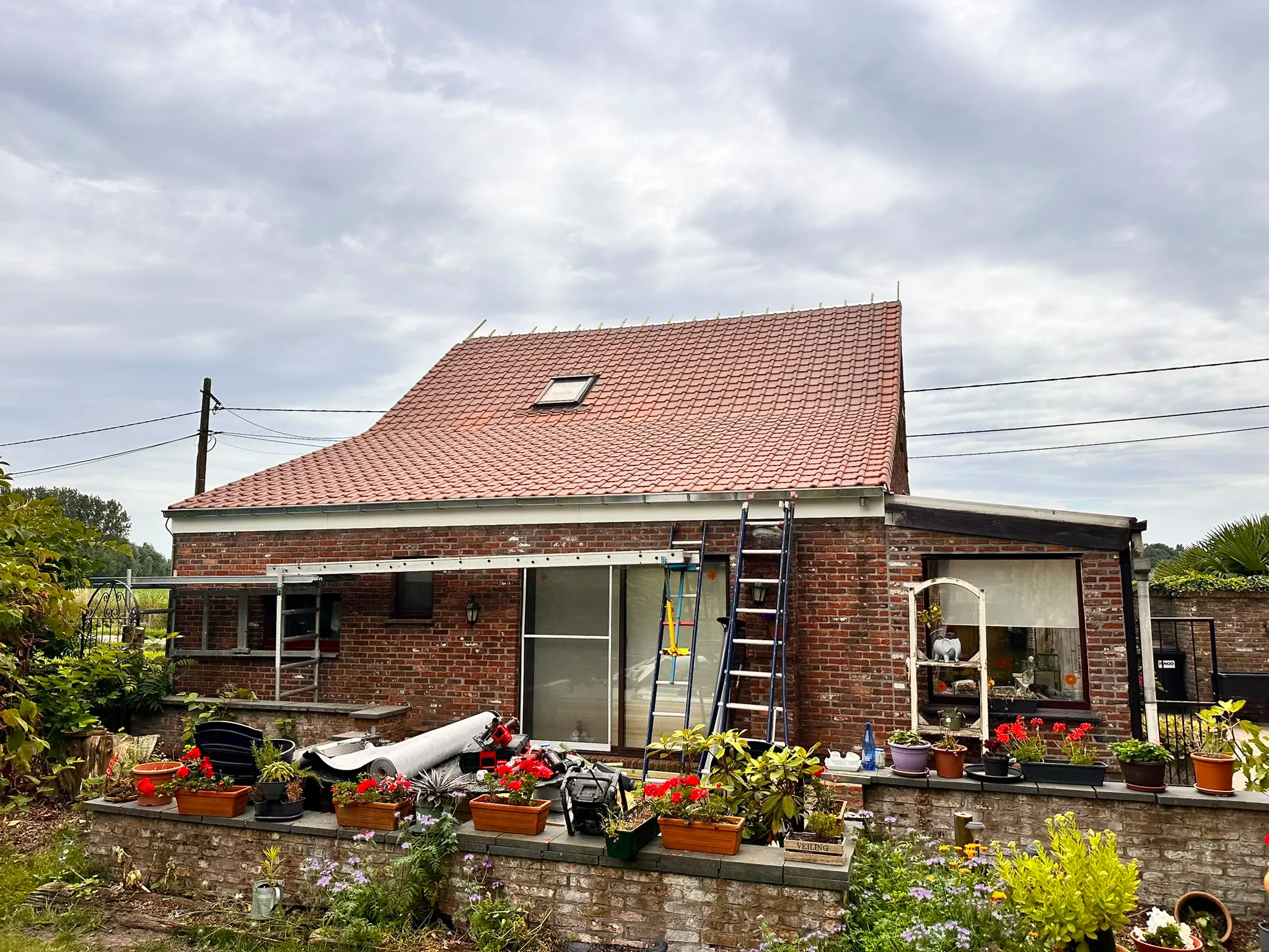 Nieuw rood pannendak op bakstenen woning