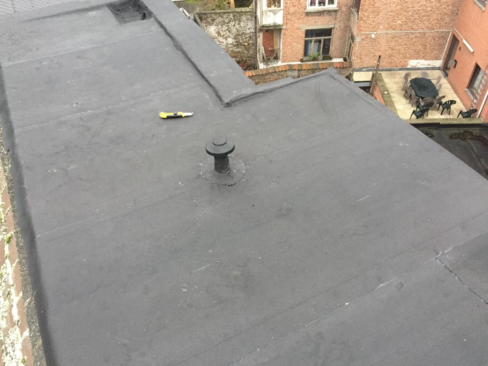 Afgewerkt plat dak met dakdoorvoer