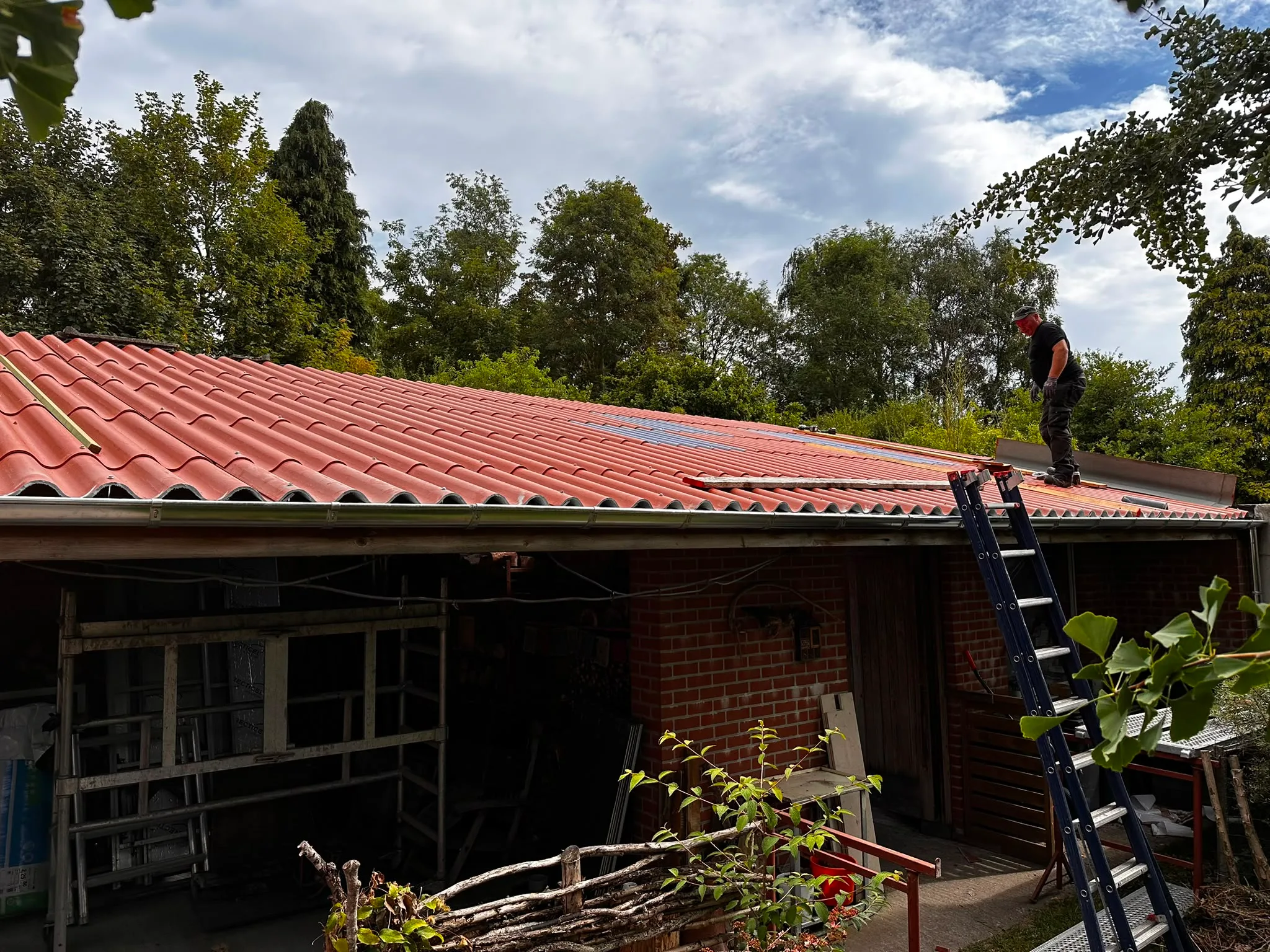 Zonnepanelen installatie op residentieel dak