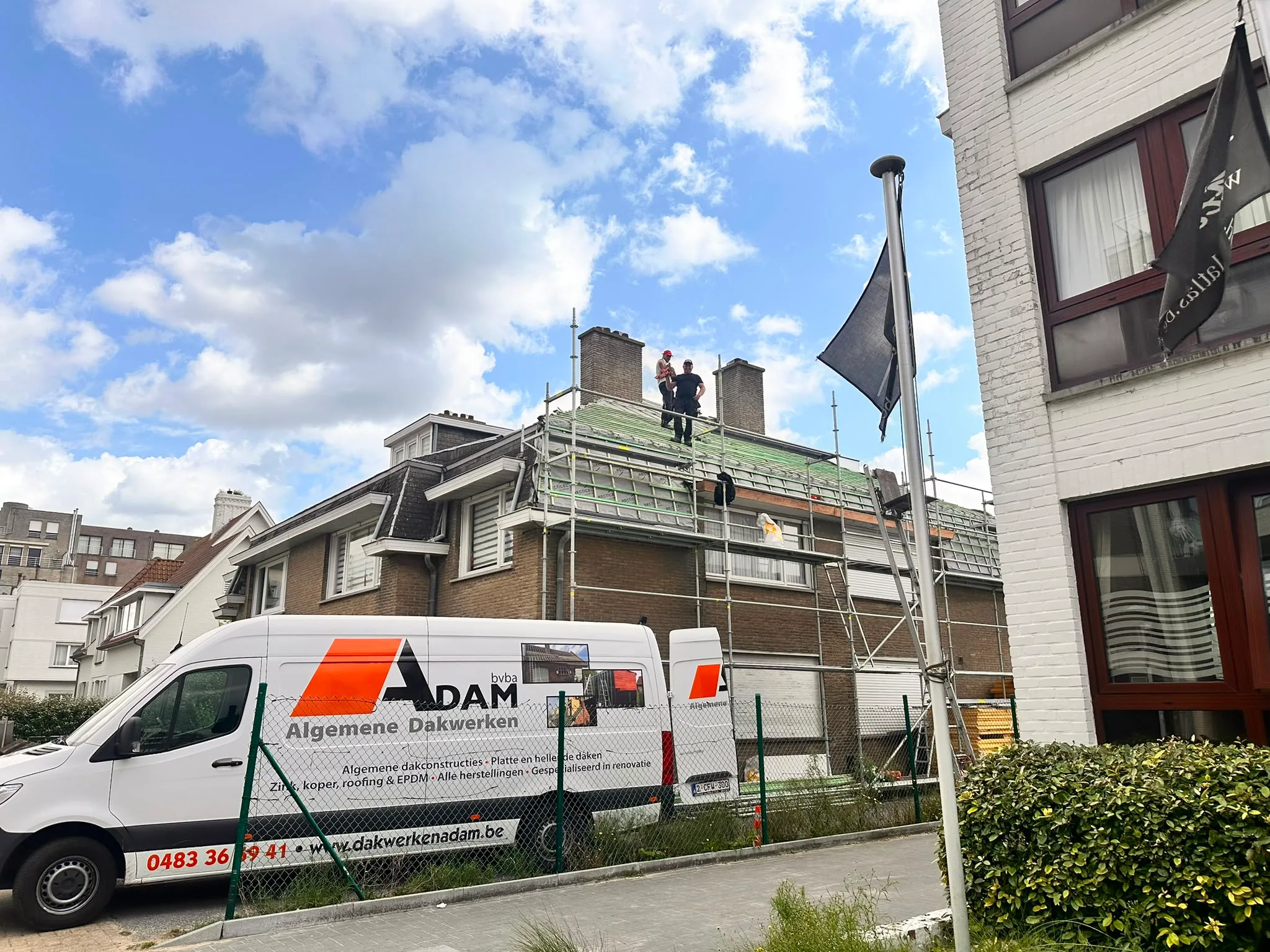 Dakwerkzaamheden aan woonhuis met stellingwerk