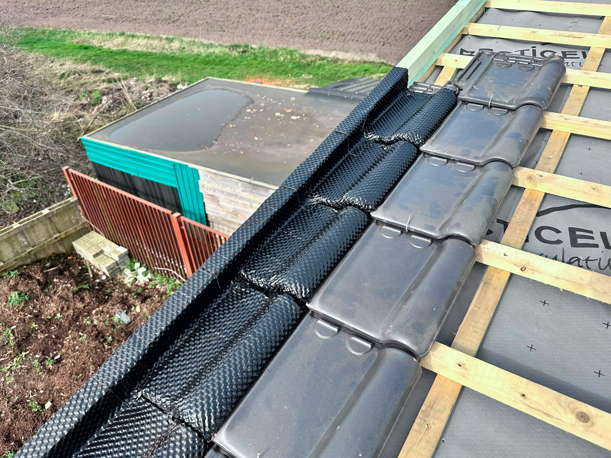 Daktegels leggen op houten constructie met drainage