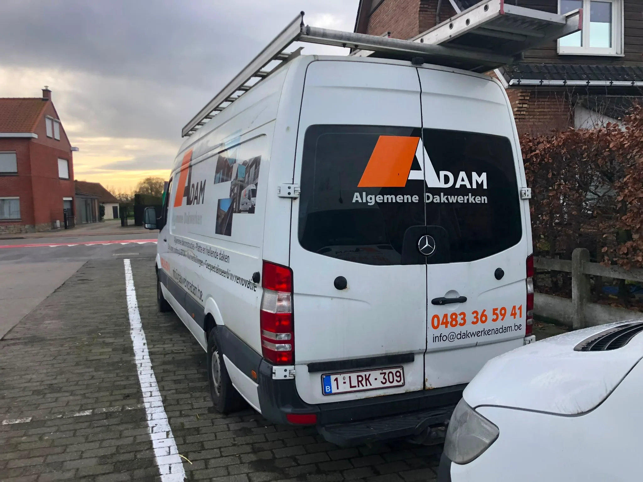 Bedrijfsbus Algemene Dakwerken DAM