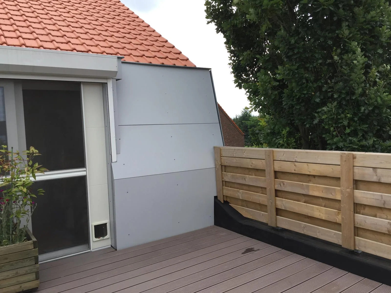 Moderne dakvernieuwing aan woonhuis