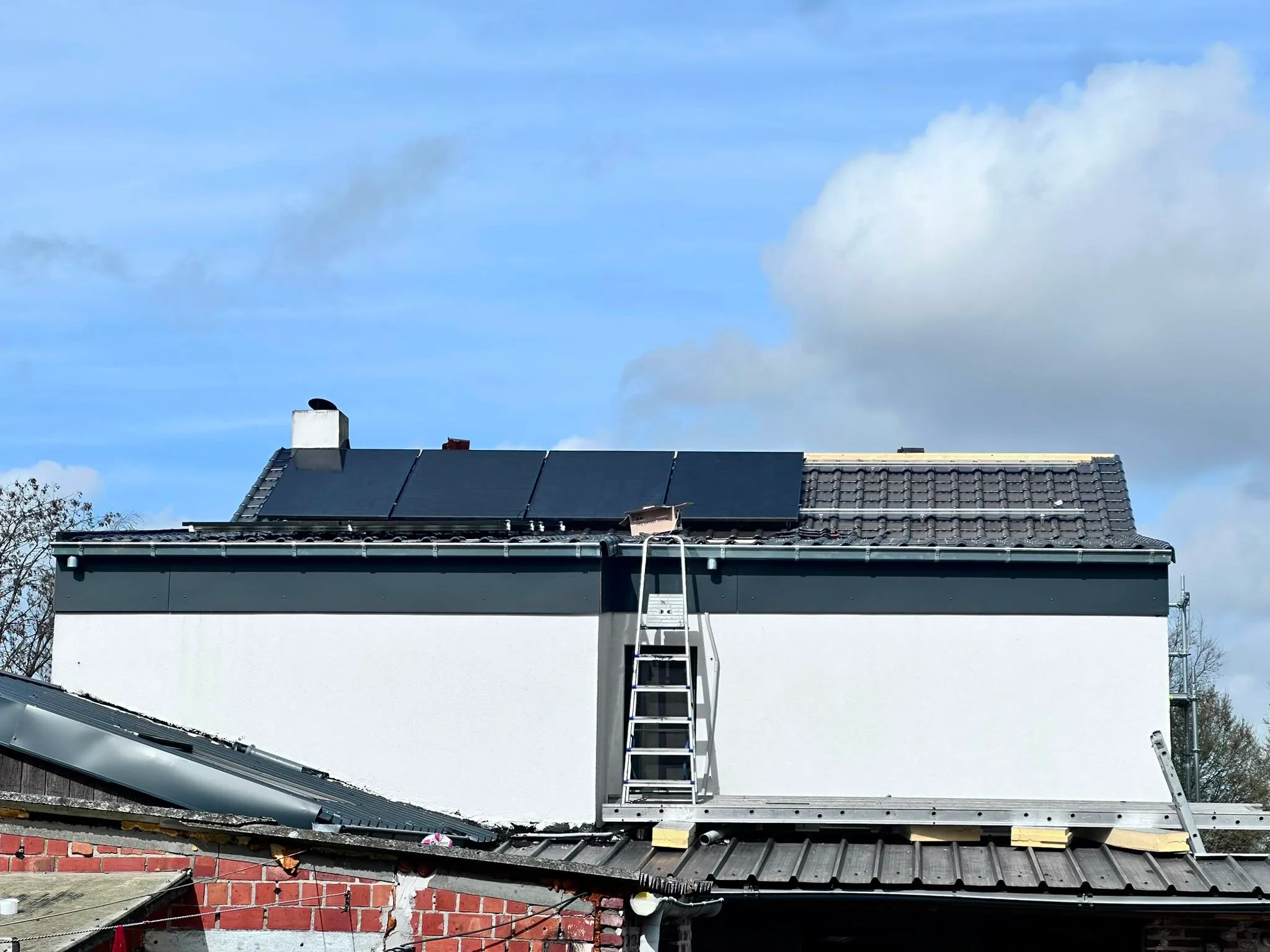 Nieuw dakwerk met zwarte pannen afgewerkt
